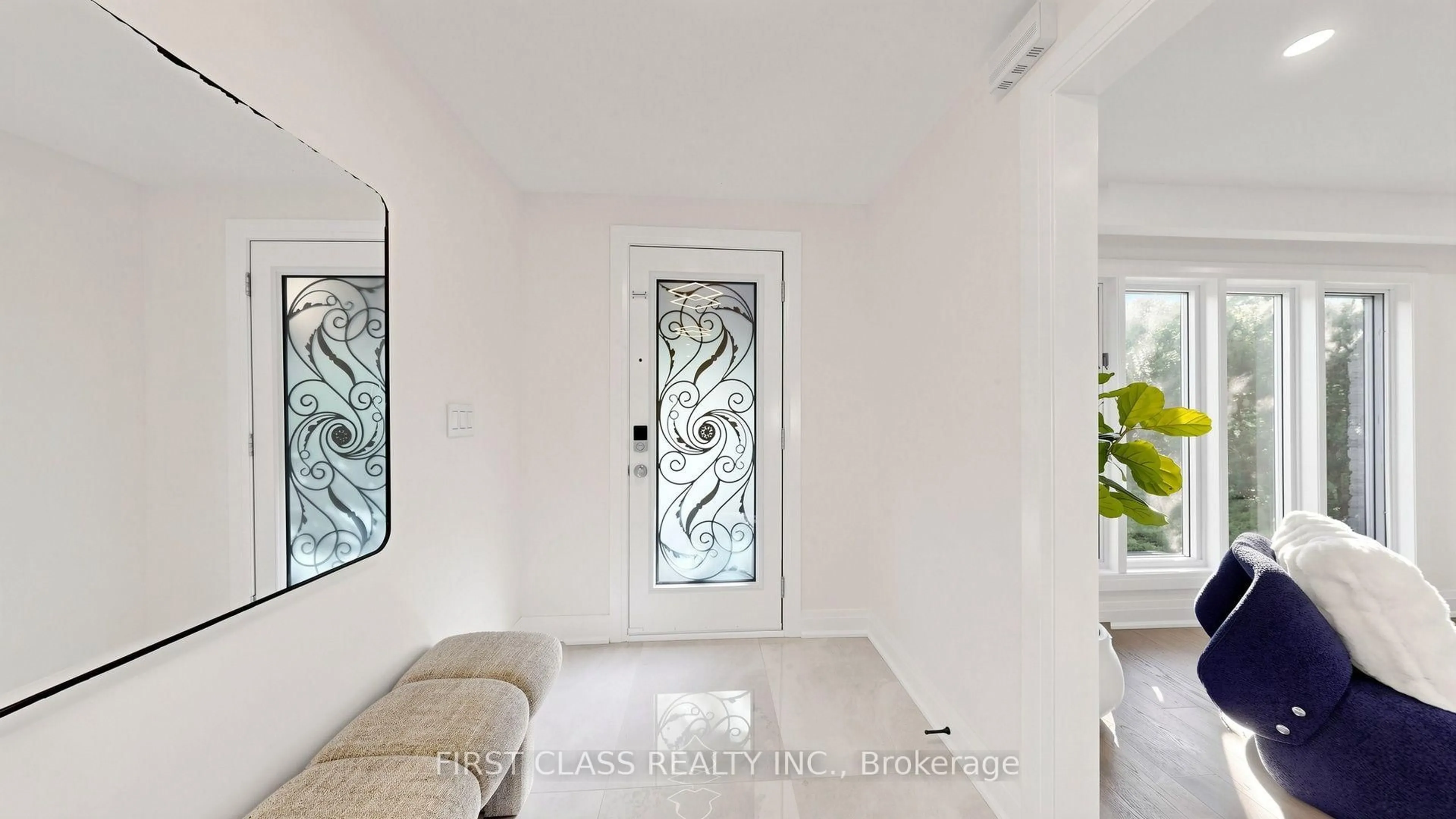 Indoor entryway for 2337 Devon Rd, Oakville Ontario L6J 5R6