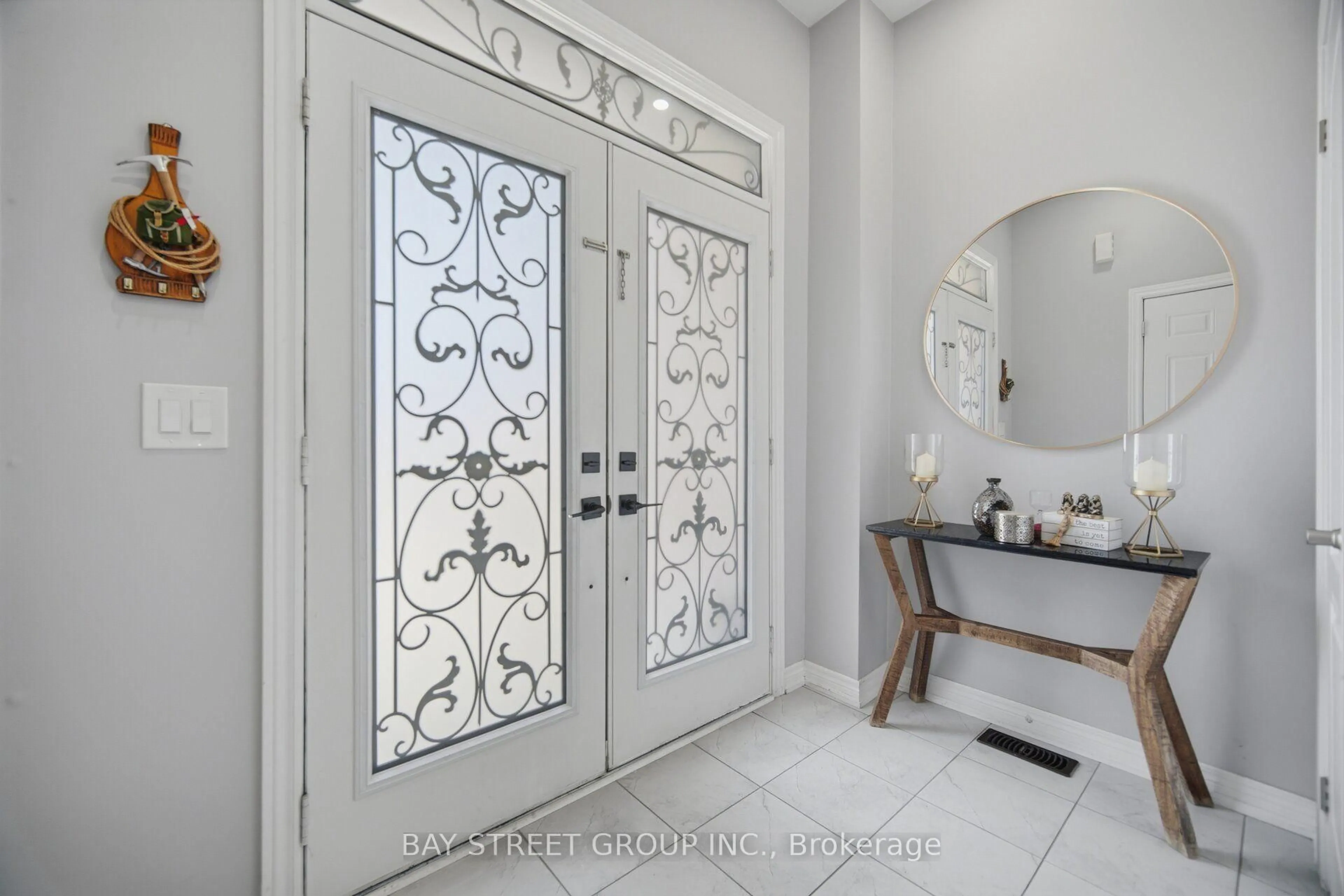 Indoor entryway for 20 Davenfield Circ, Brampton Ontario L6P 4L9