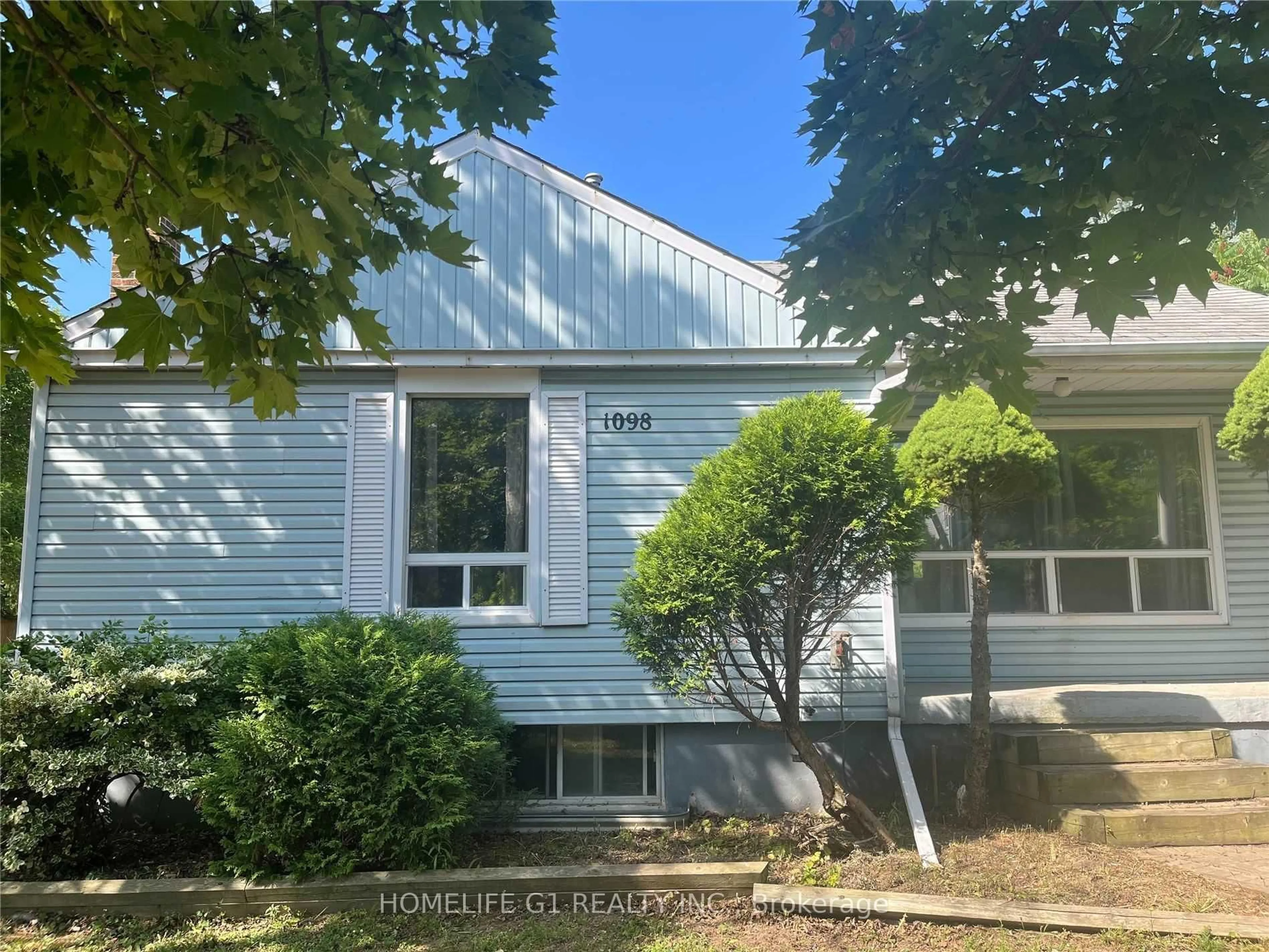 Home with vinyl exterior material, street for 1098 Kent Ave, Oakville Ontario L6H 1Z8