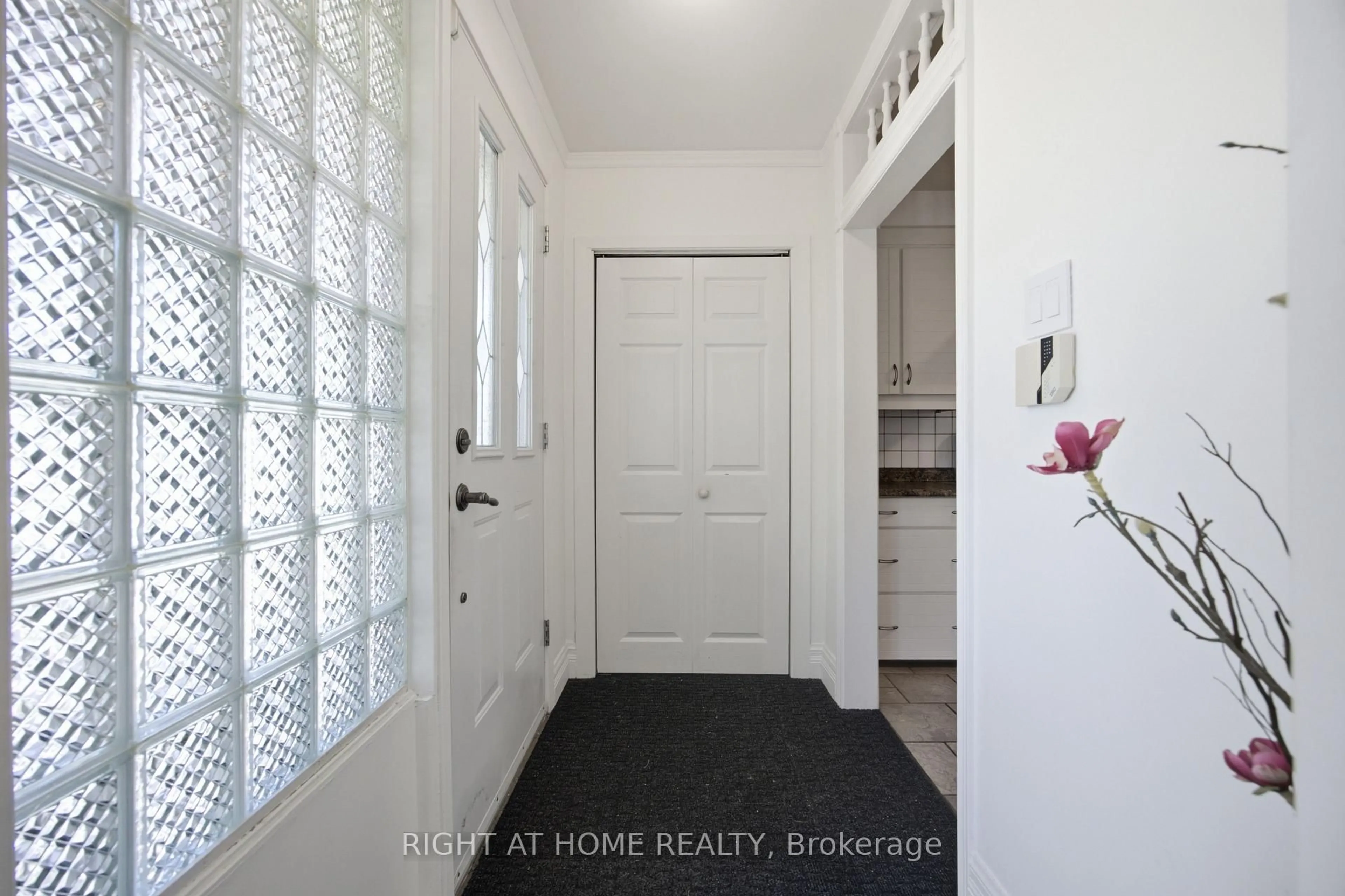 Indoor entryway for 45 Faversham Cres, Toronto Ontario M9C 3X7