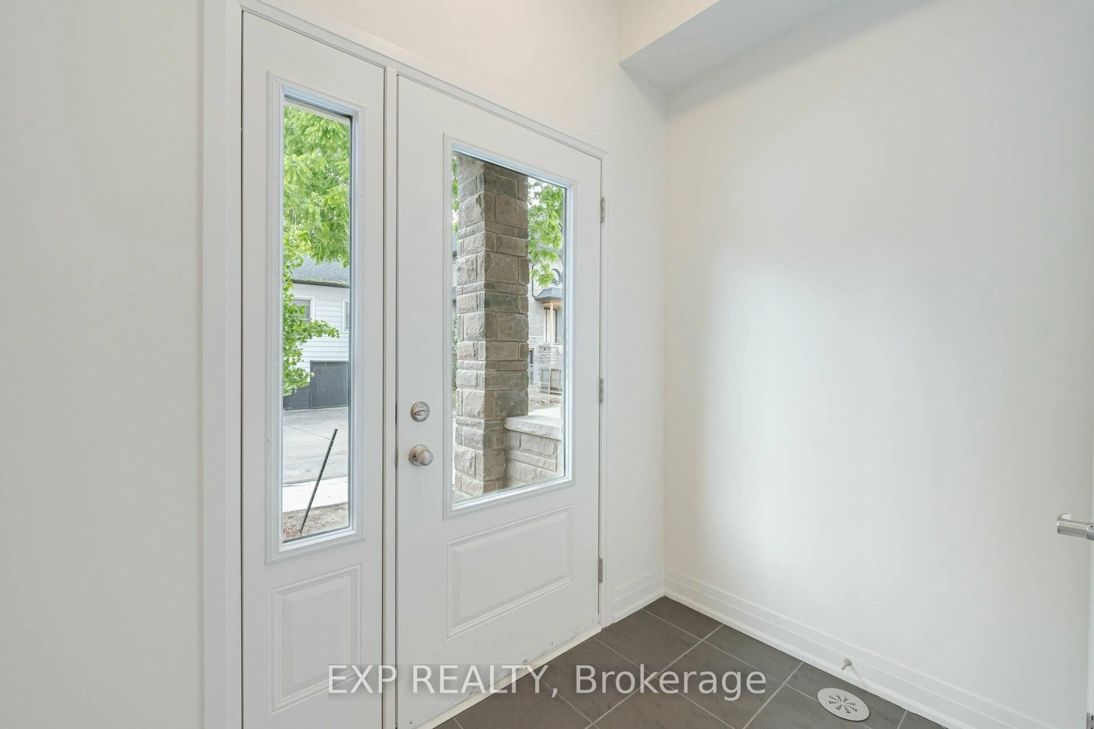 Indoor entryway for 209 Wyndham St, Mississauga Ontario L5M 2S5