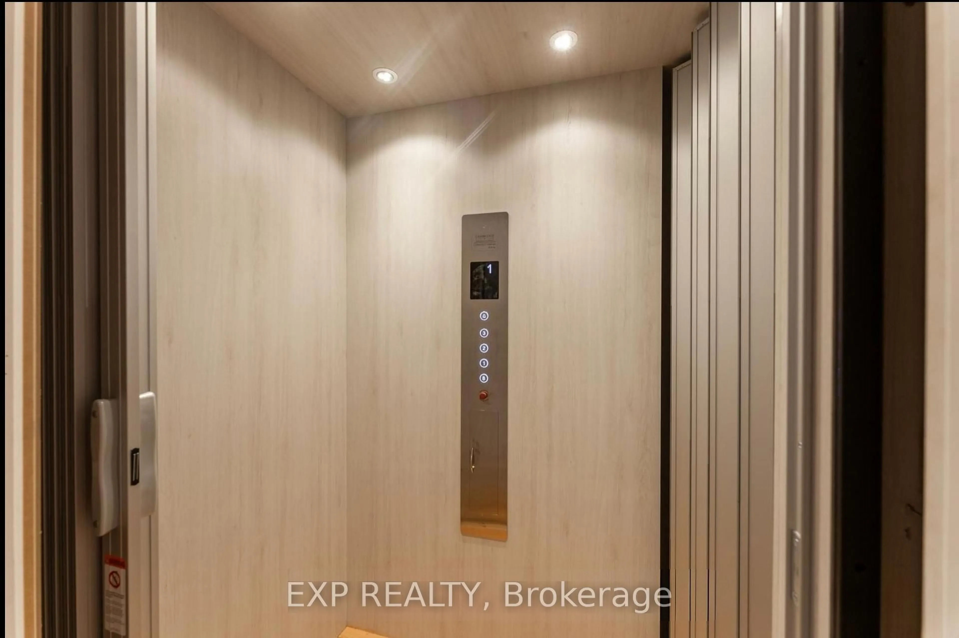 Indoor entryway for 209 Wyndham St, Mississauga Ontario L5M 2S5