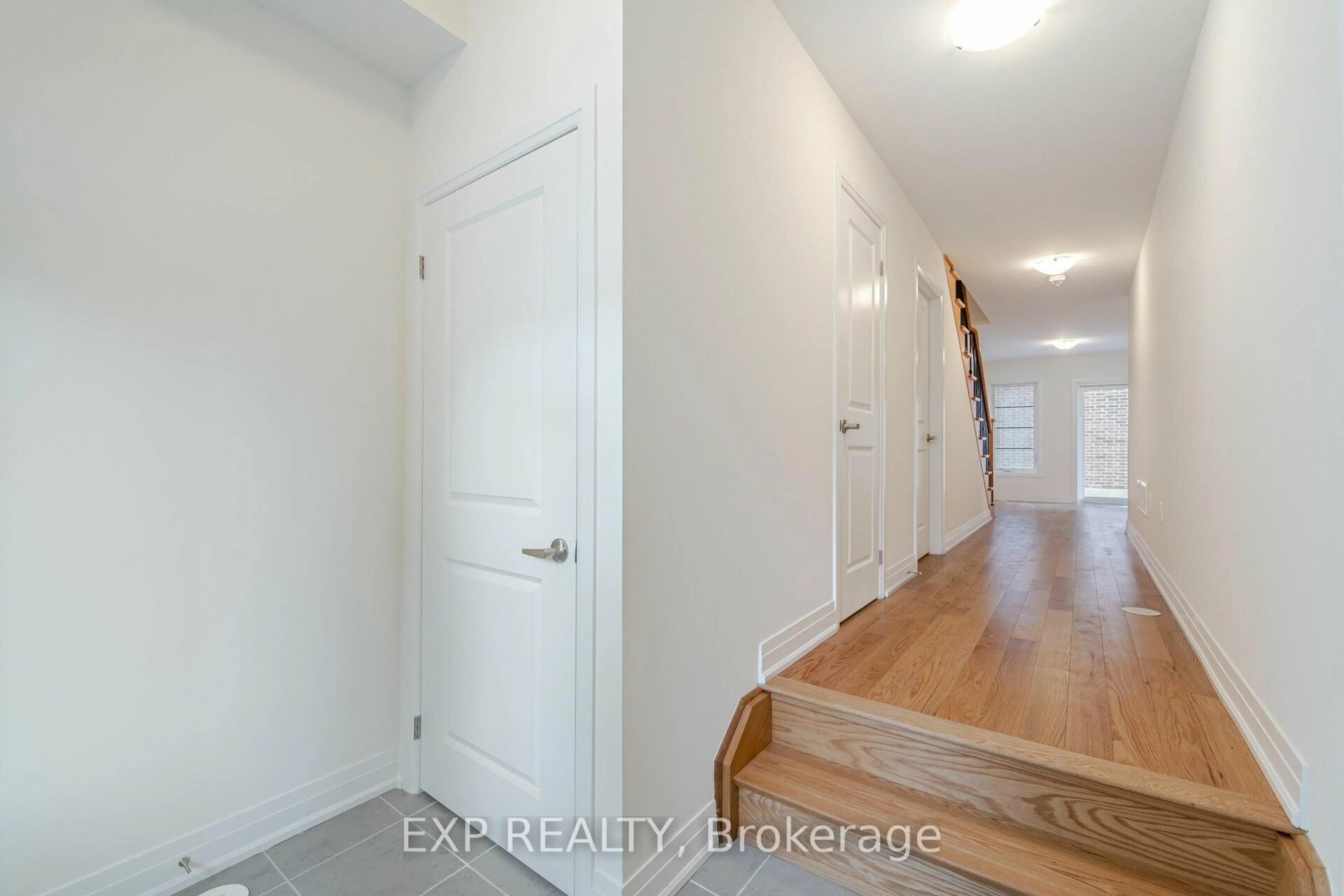 Indoor entryway for 209 Wyndham St, Mississauga Ontario L5M 2S5