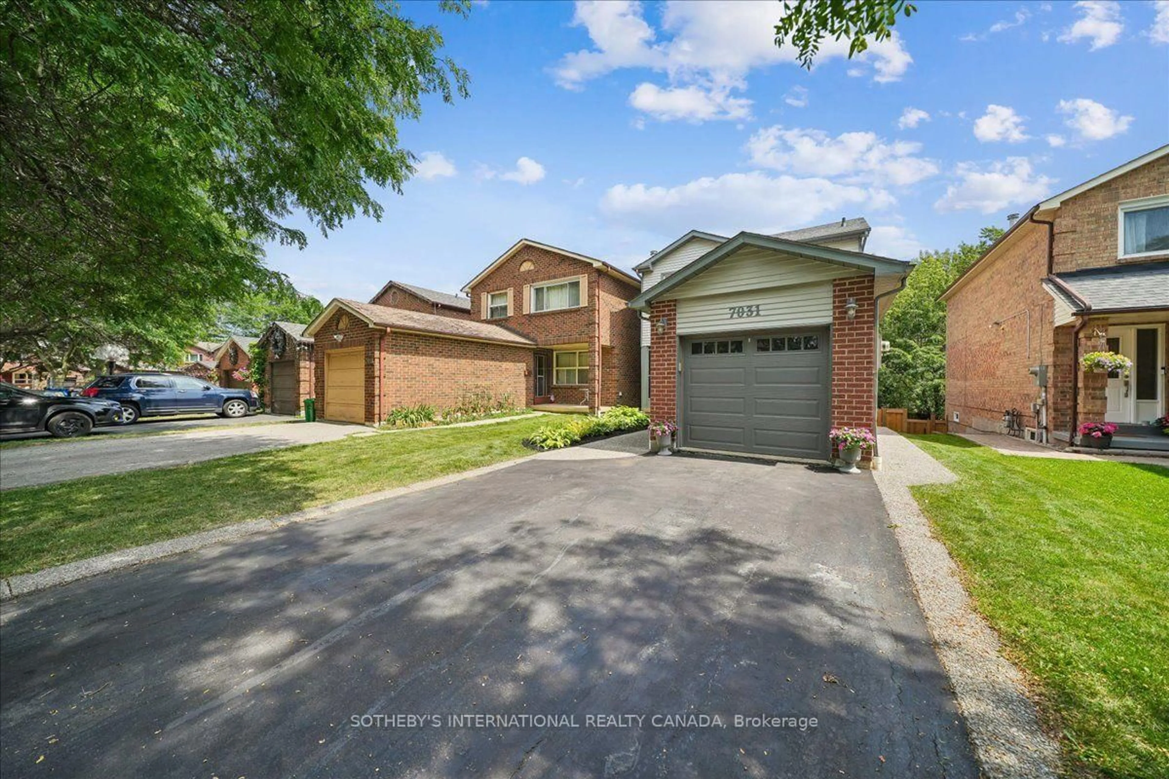 A pic from outside/outdoor area/front of a property/back of a property/a pic from drone, street for 7031 Tamar Mews, Mississauga Ontario L5N 3S2
