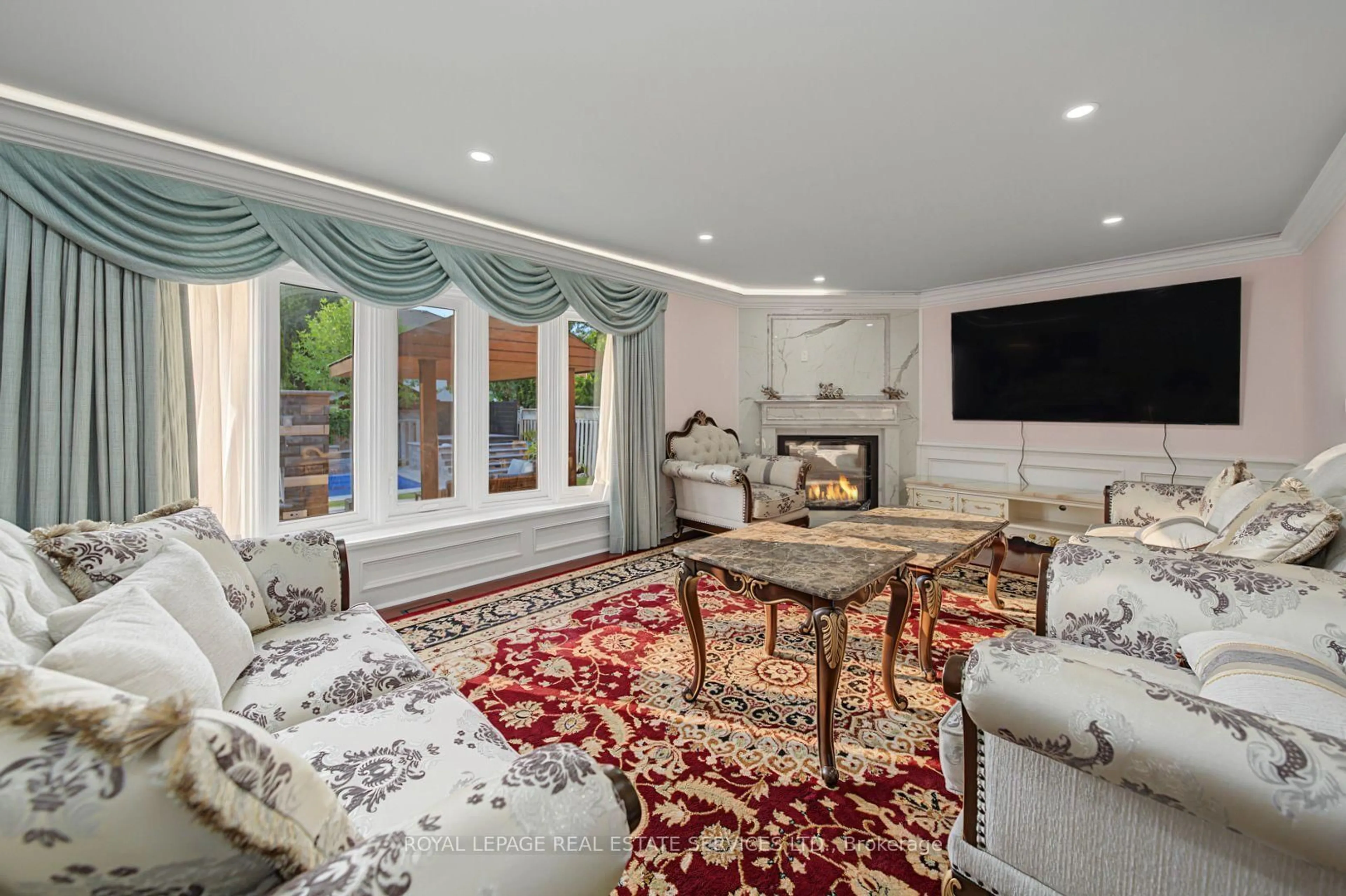 Living room with furniture, unknown for 2143 Brays Lane, Oakville Ontario L6M 2T2