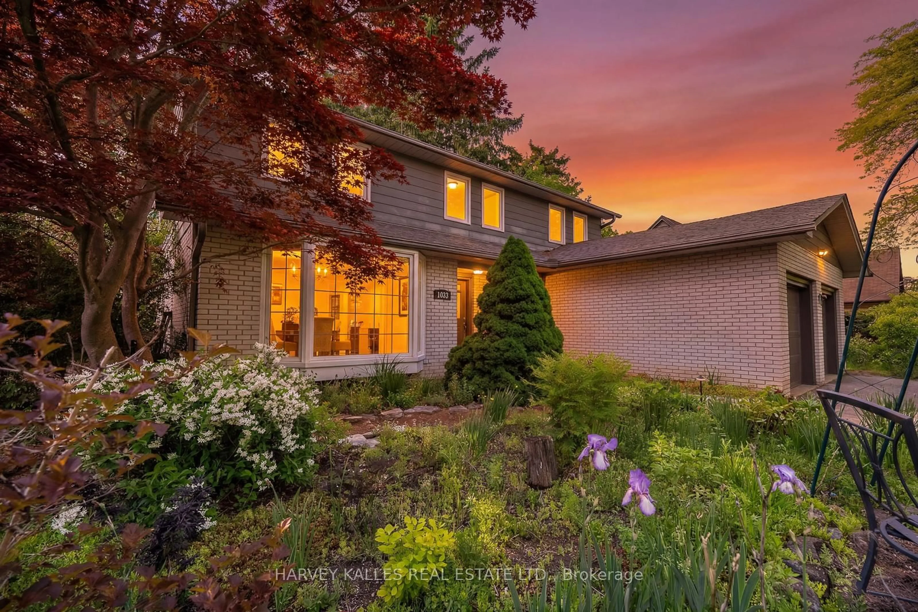 Home with brick exterior material, street for 1033 Fair Birch Dr, Mississauga Ontario L5H 1M4