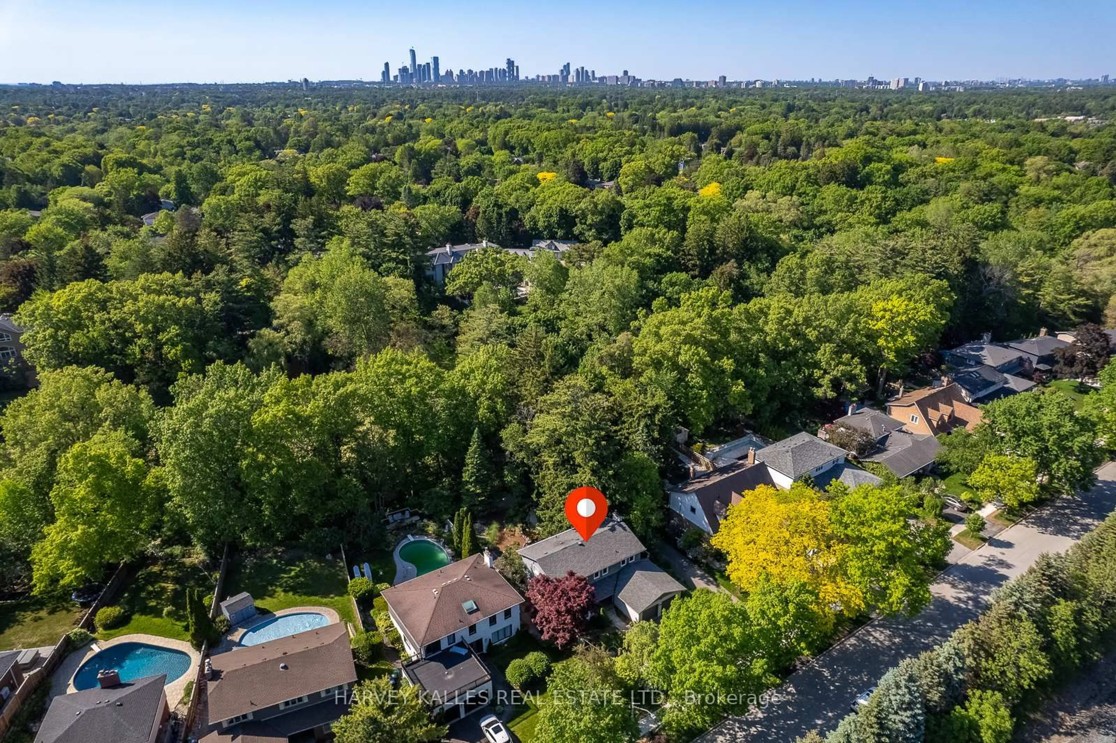A pic from outside/outdoor area/front of a property/back of a property/a pic from drone, forest/trees view for 1033 Fair Birch Dr, Mississauga Ontario L5H 1M4