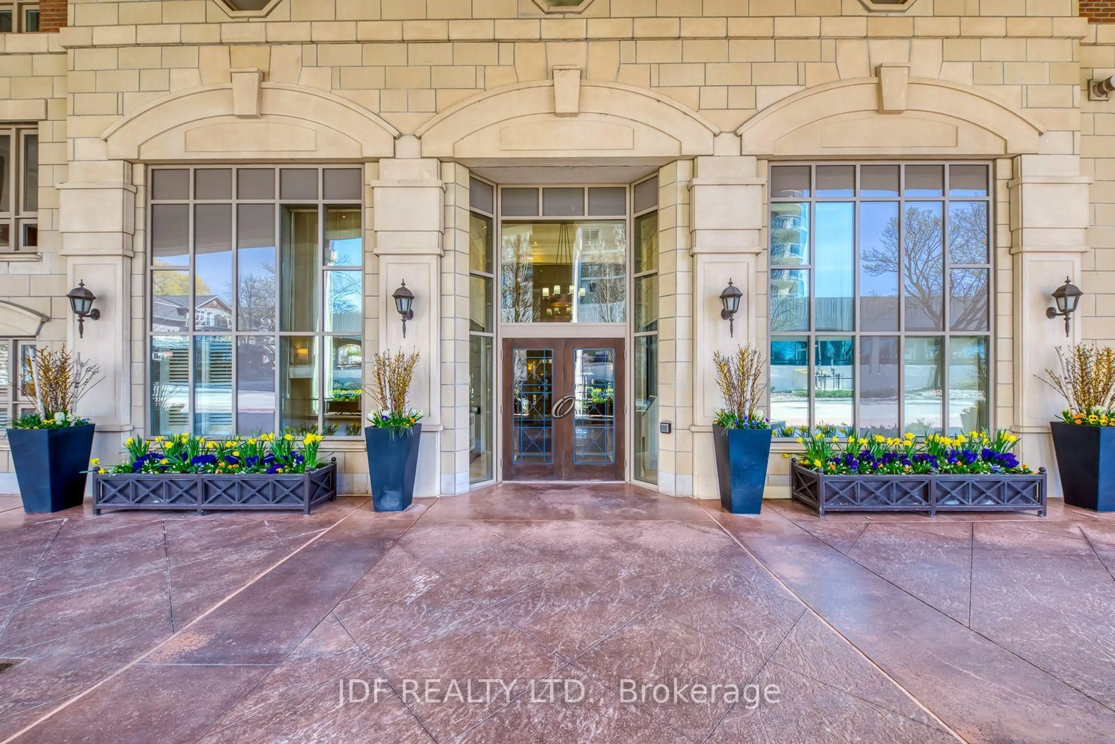 Indoor foyer for 111 Forsythe St #402, Oakville Ontario L6K 3J9