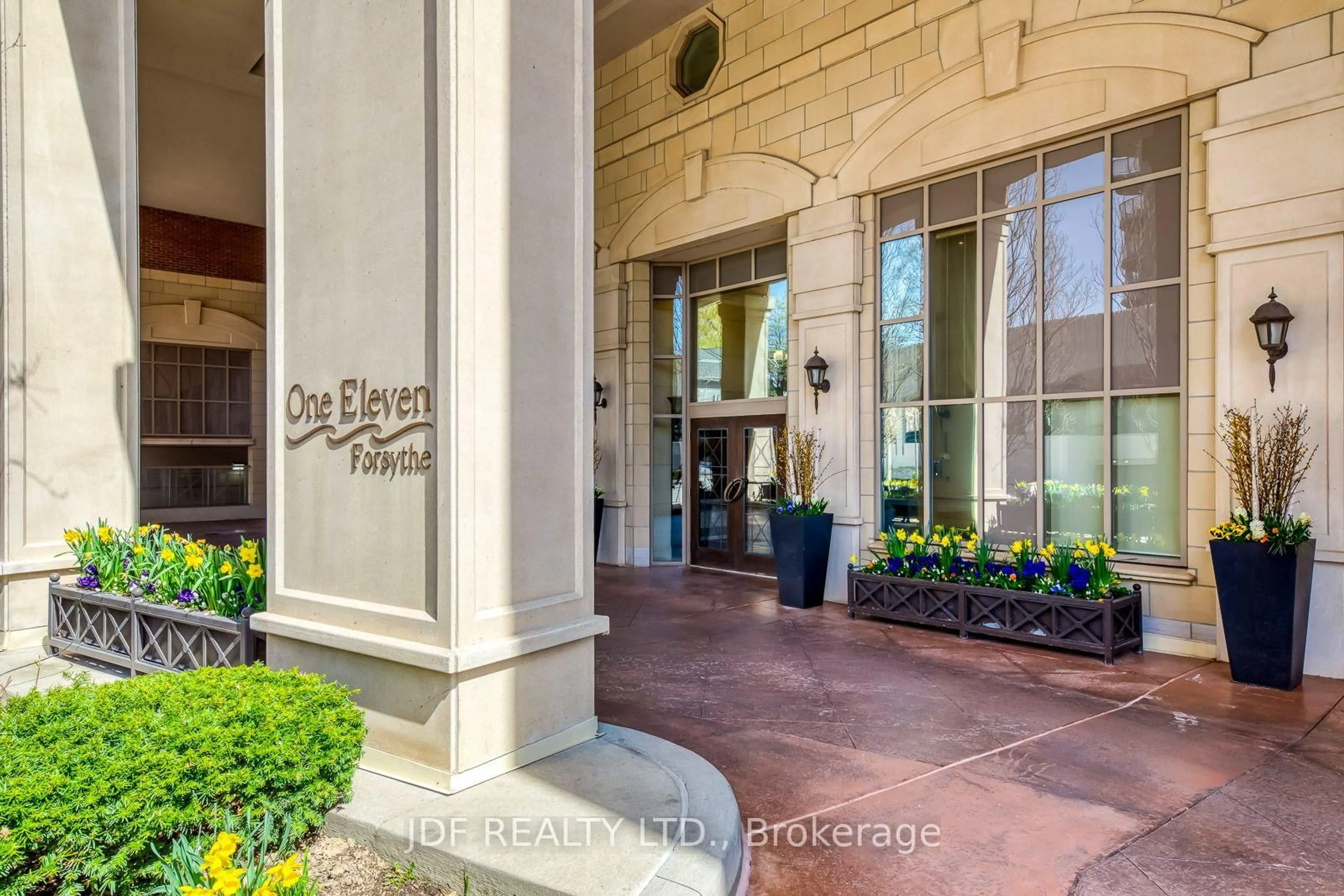 Indoor foyer for 111 Forsythe St #402, Oakville Ontario L6K 3J9