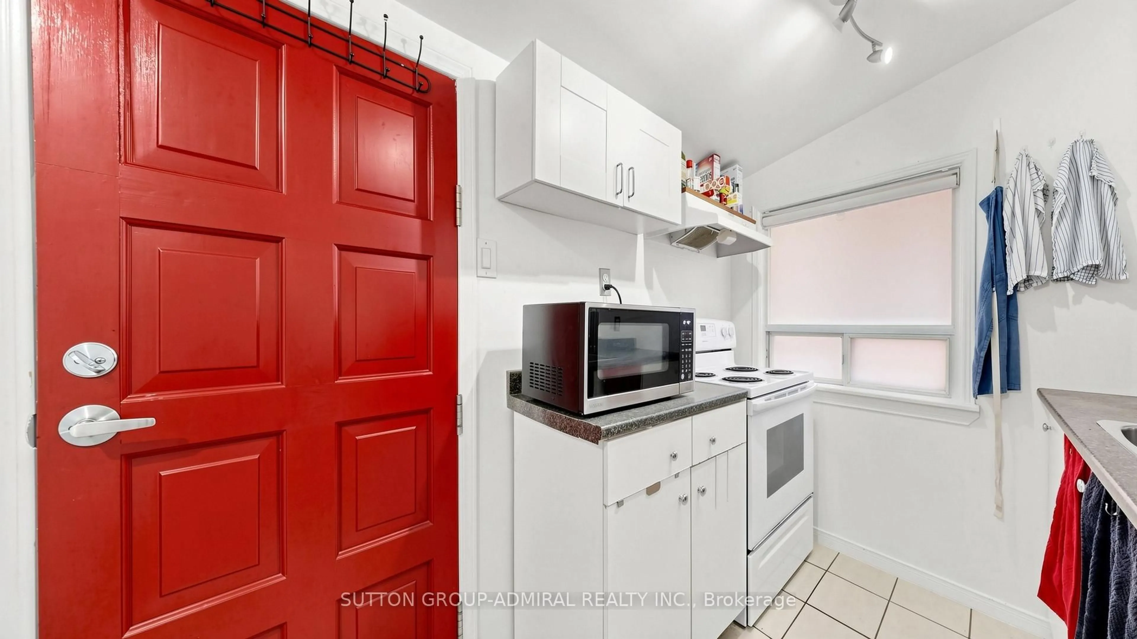 Standard kitchen, ceramic/tile floor for 75 Rockcliffe Blvd, Toronto Ontario M6N 4R4