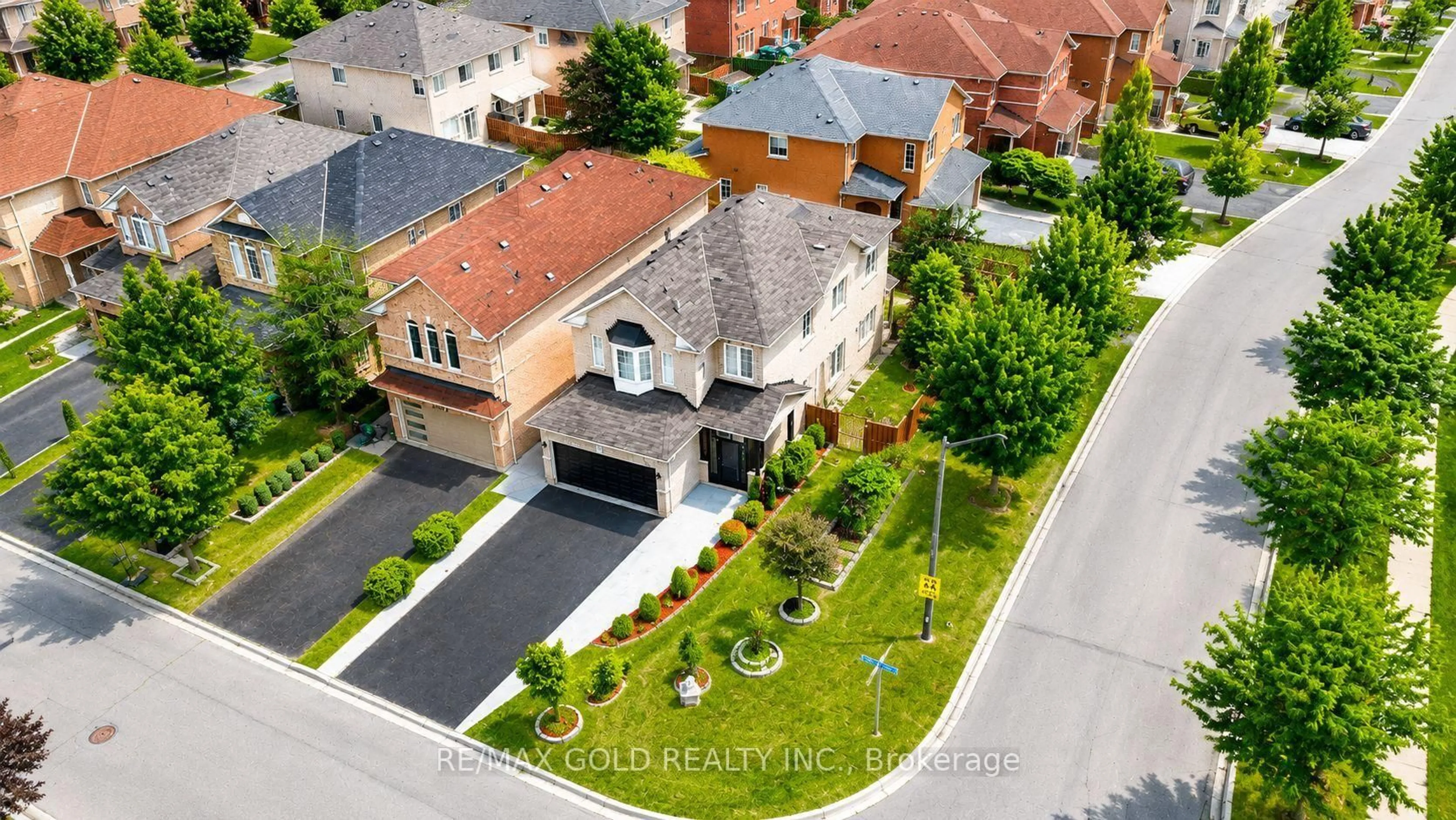 A pic from outside/outdoor area/front of a property/back of a property/a pic from drone, street for 3906 Passway Rd, Mississauga Ontario L5N 8P1