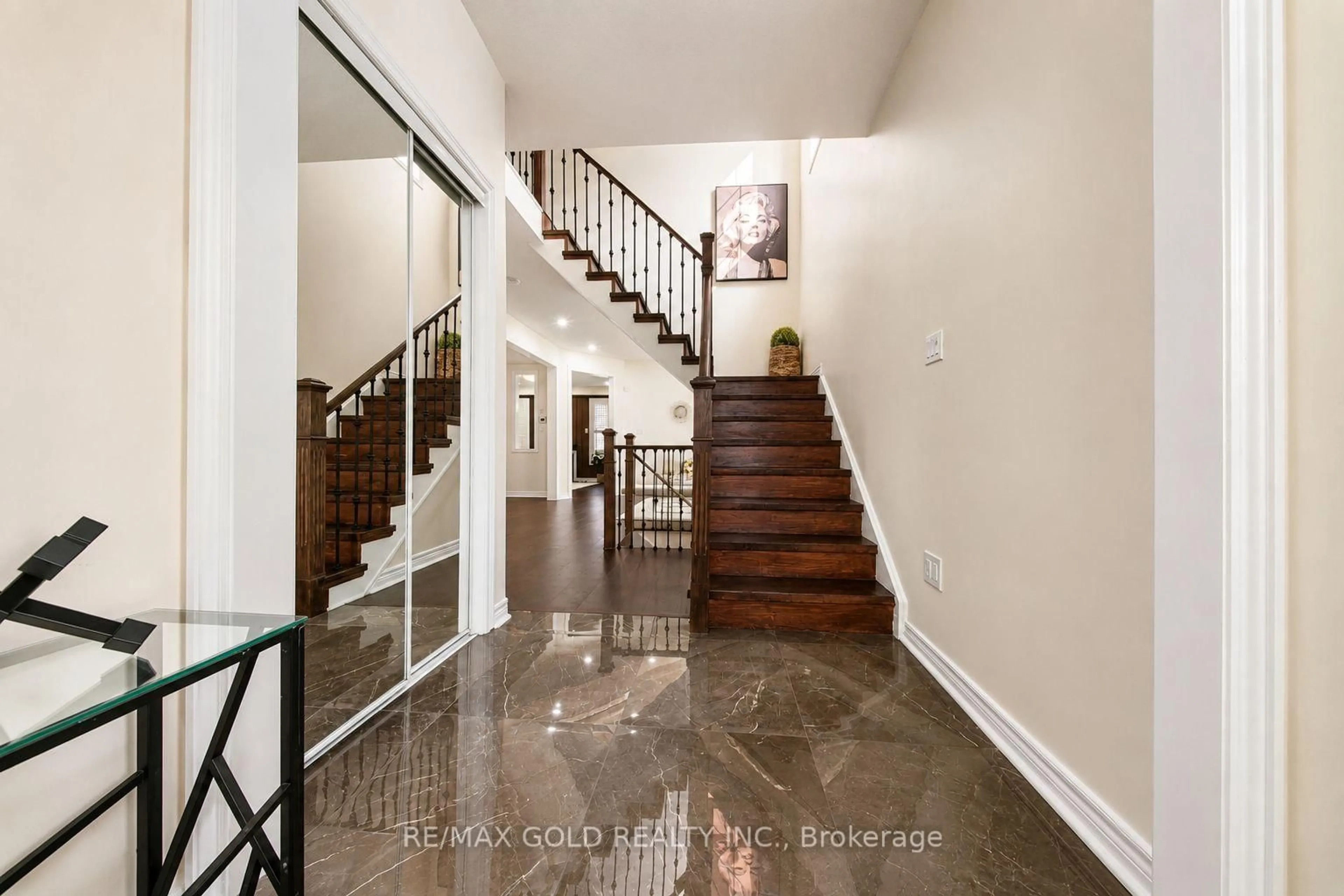 Indoor foyer for 3906 Passway Rd, Mississauga Ontario L5N 8P1