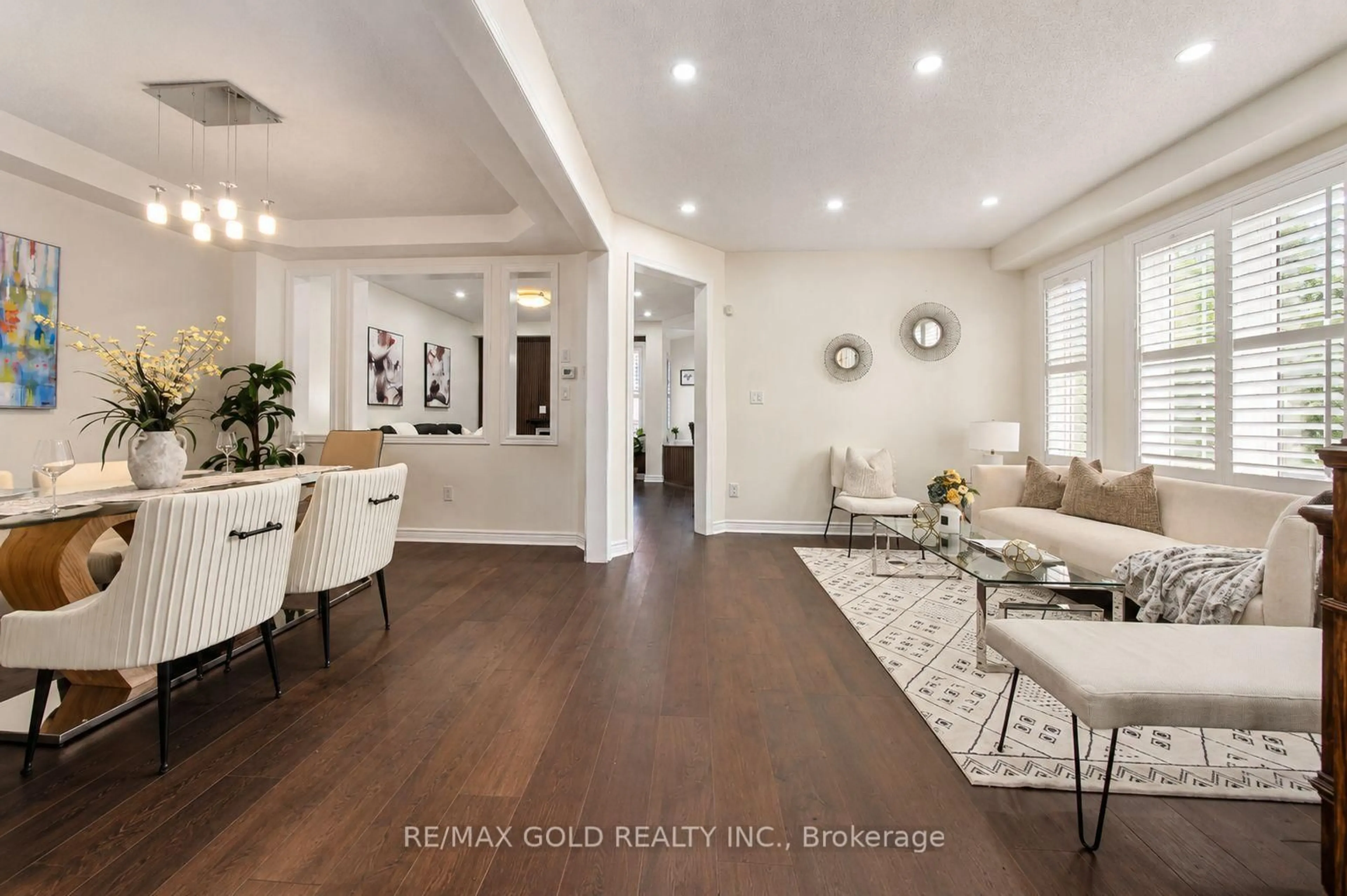 Open concept kitchen, wood/laminate floor for 3906 Passway Rd, Mississauga Ontario L5N 8P1
