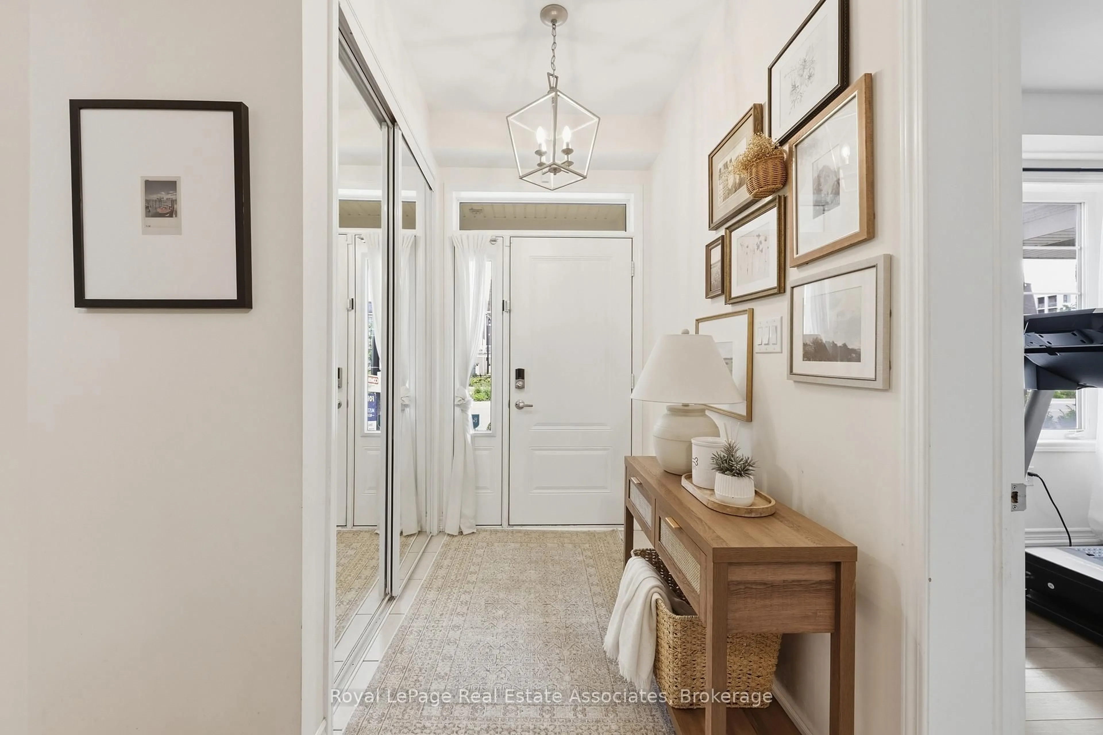Indoor entryway for 1222 Rose Way #27, Milton Ontario L9E 1P2