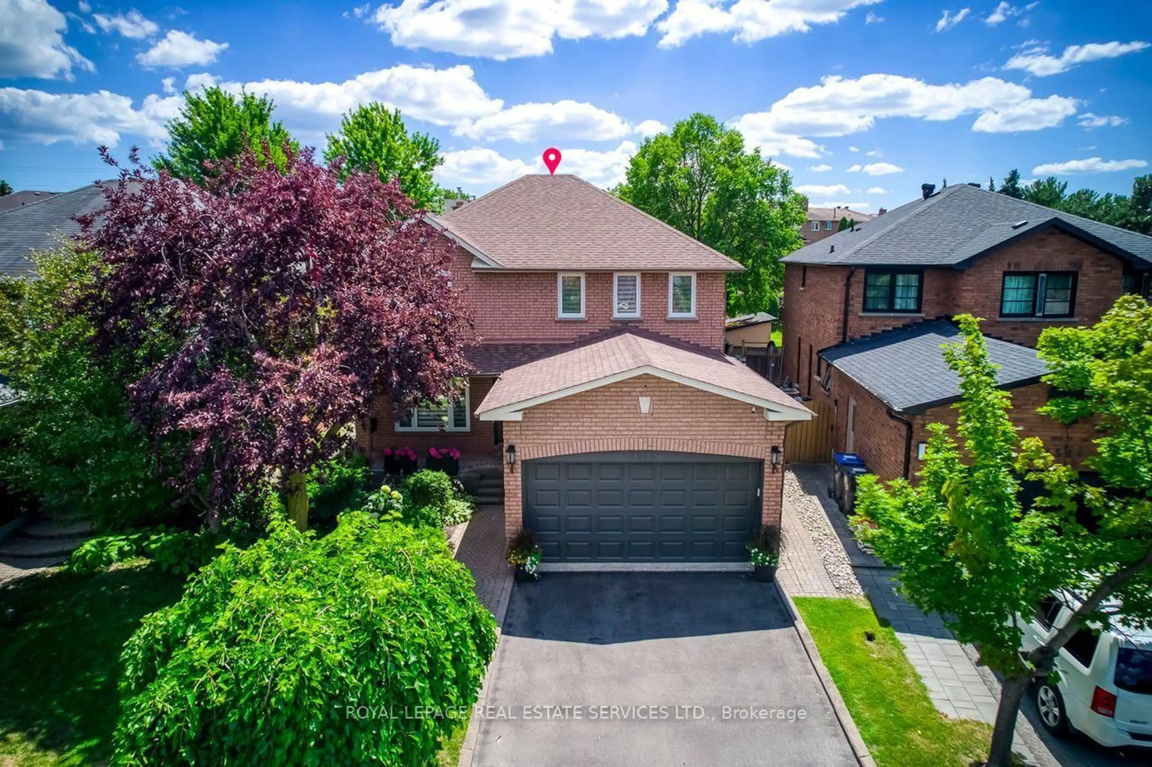 A pic from outside/outdoor area/front of a property/back of a property/a pic from drone, street for 4544 The Gallops, Mississauga Ontario L5M 3A8
