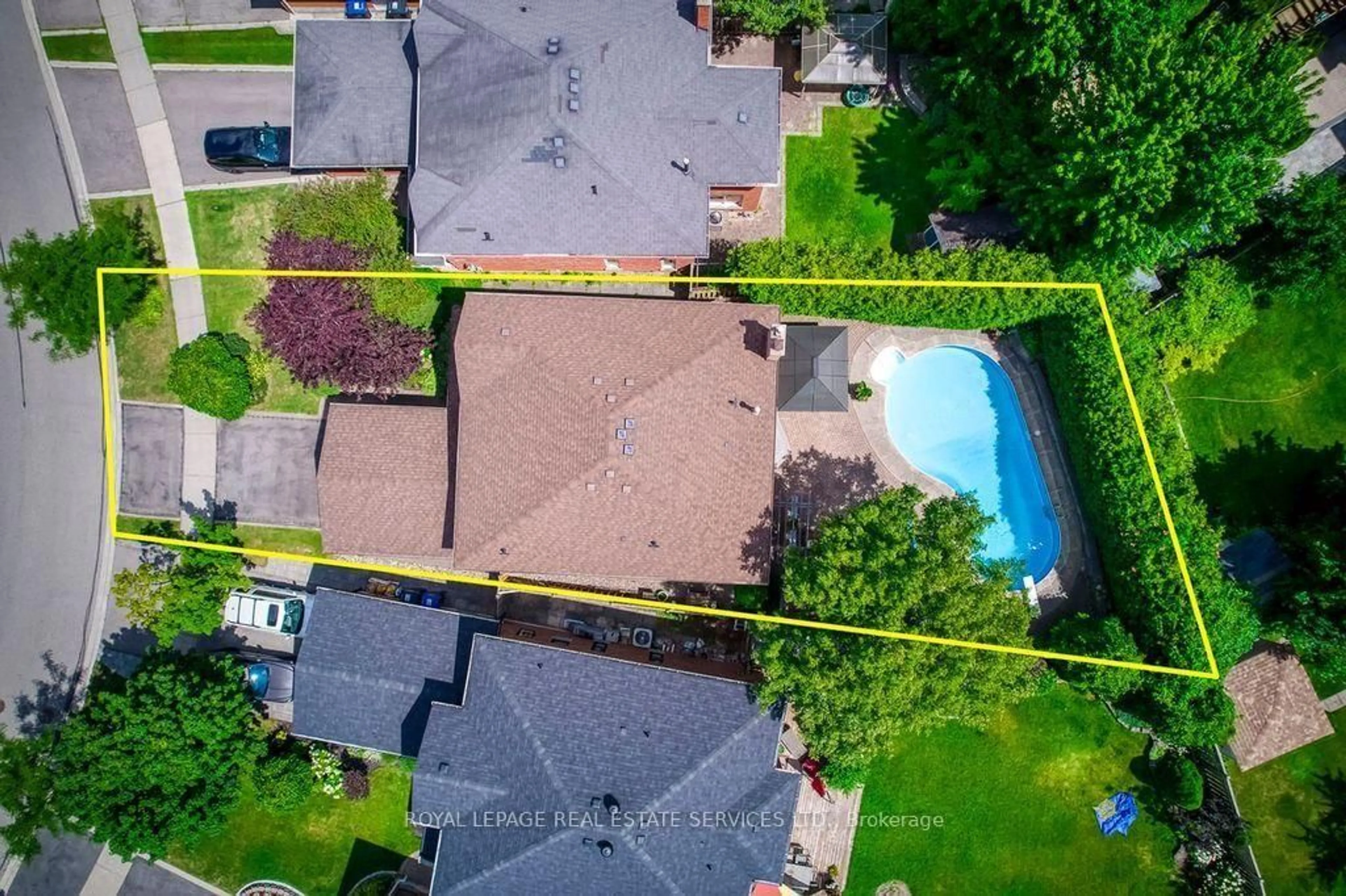 A pic from outside/outdoor area/front of a property/back of a property/a pic from drone, street for 4544 The Gallops, Mississauga Ontario L5M 3A8