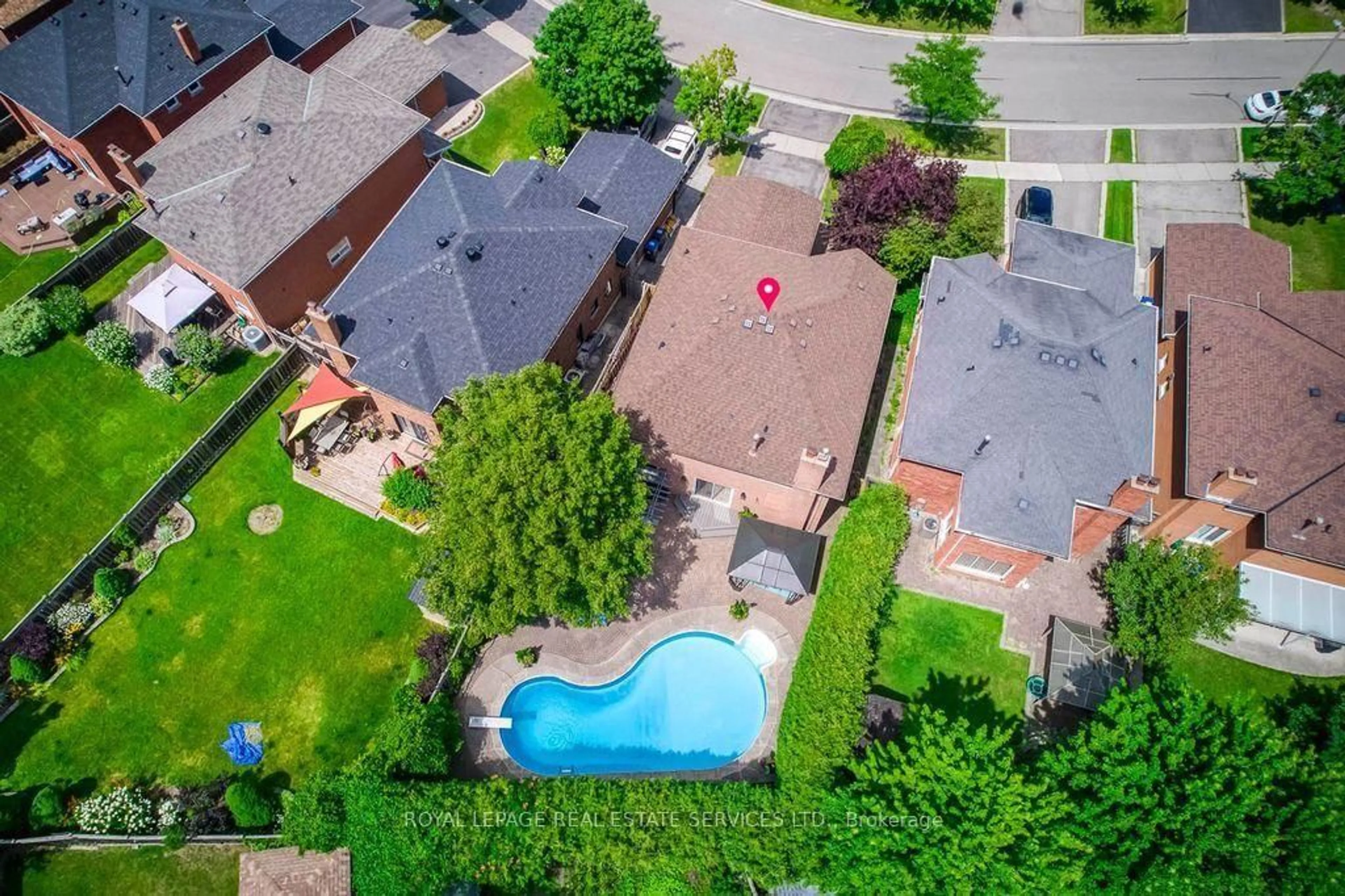 A pic from outside/outdoor area/front of a property/back of a property/a pic from drone, street for 4544 The Gallops, Mississauga Ontario L5M 3A8