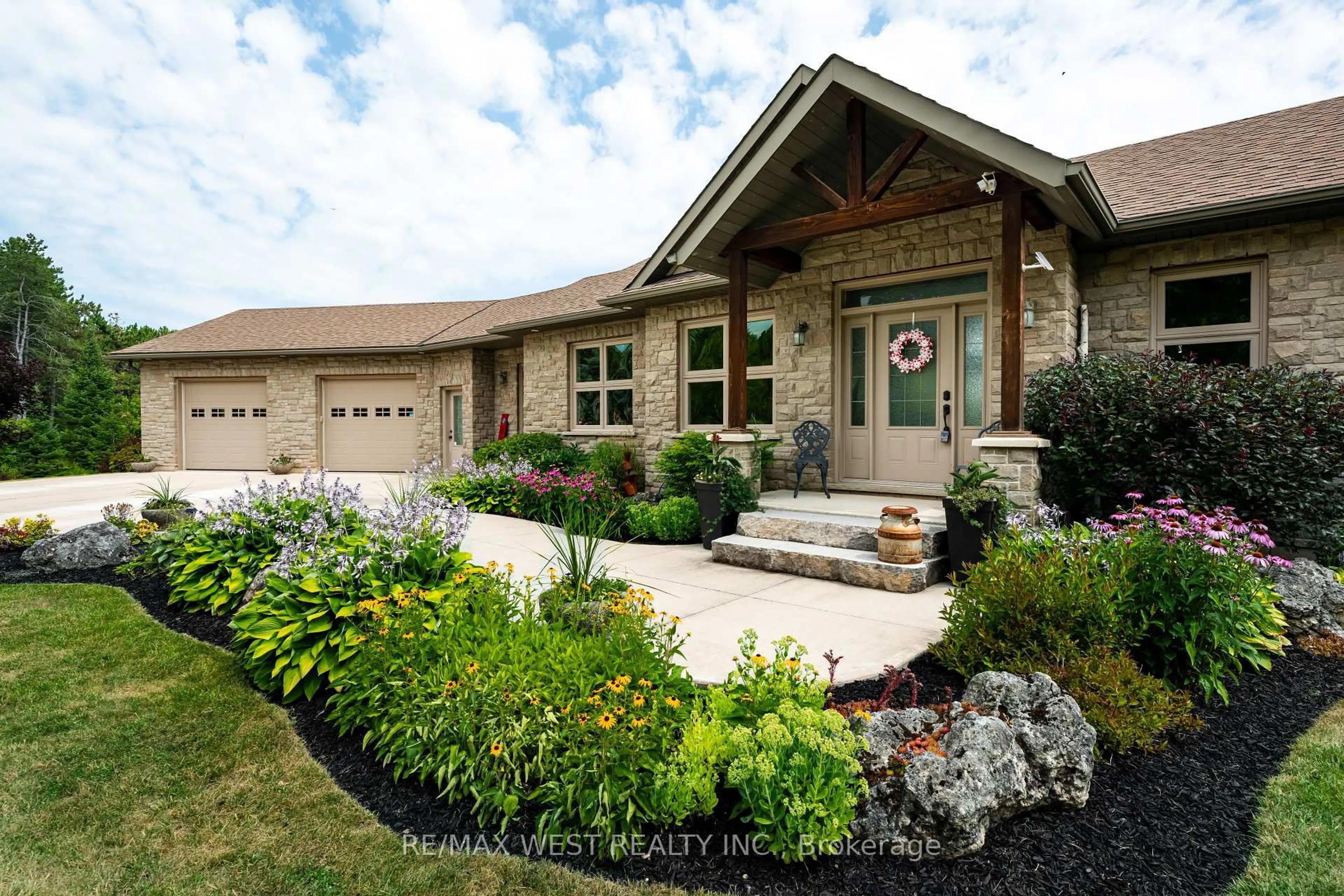 Home with vinyl exterior material, street for 20341 St Andrews Rd, Caledon Ontario L7K 2E6