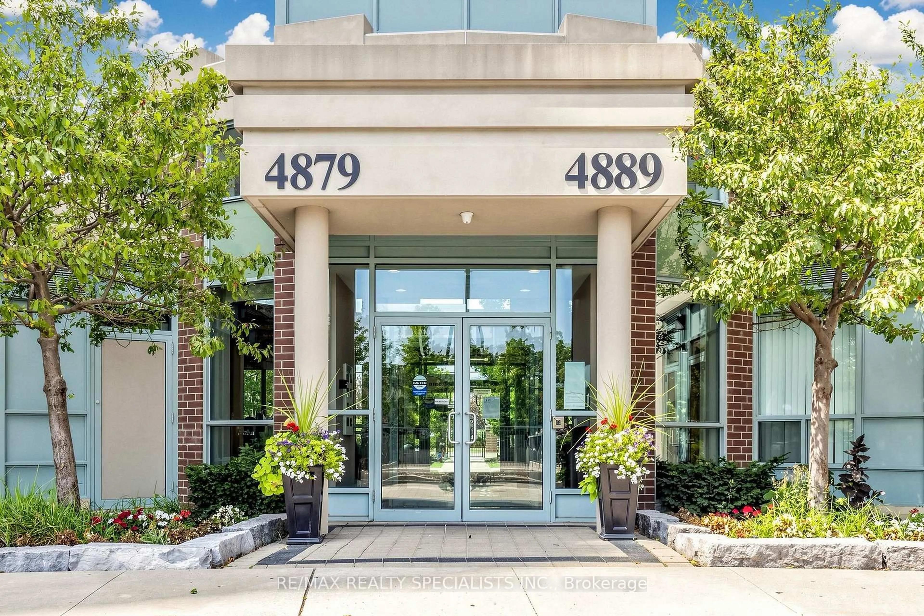 Indoor foyer for 4879 Kimbermount Ave #303, Mississauga Ontario L5M 7R8