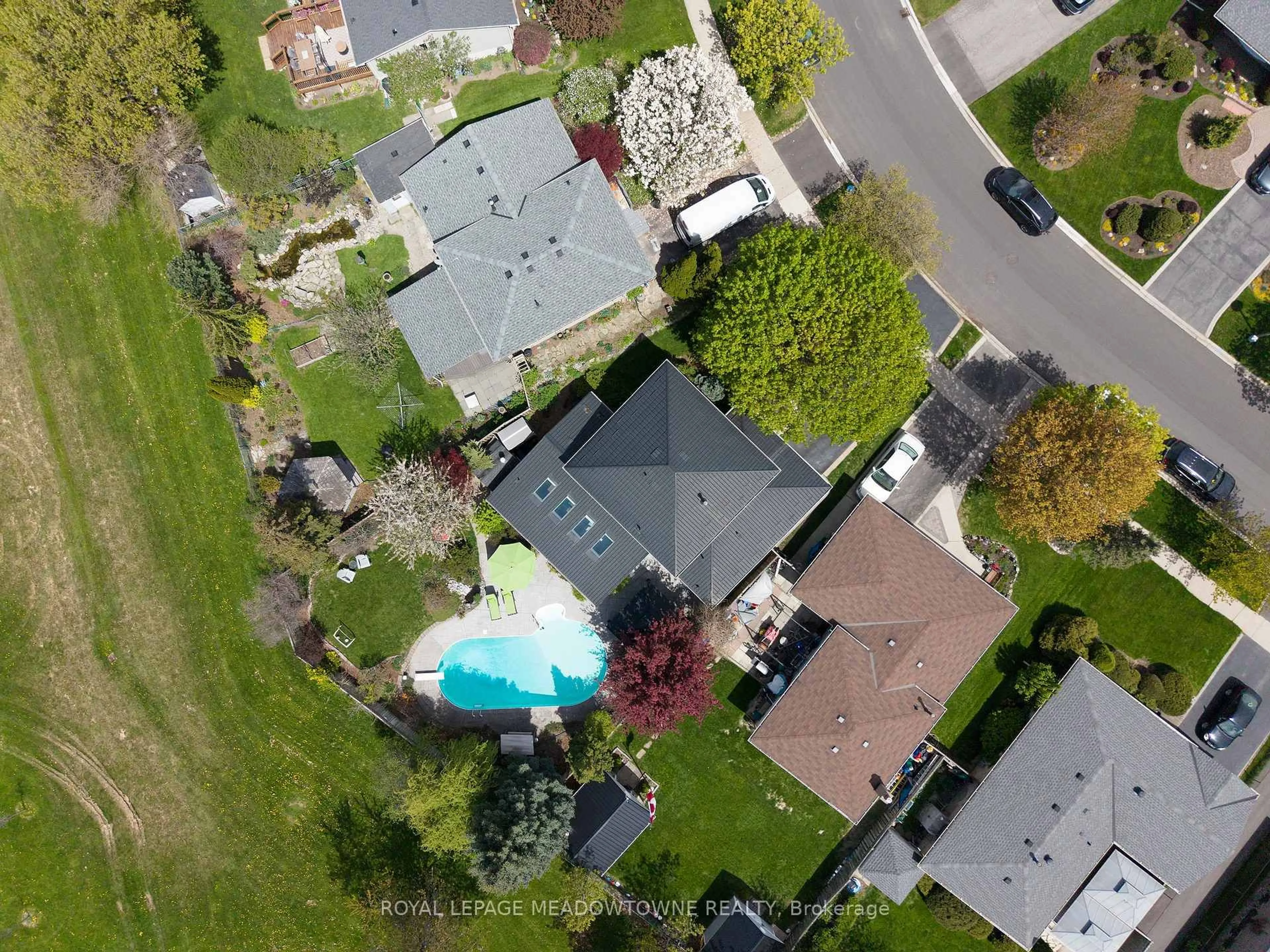 A pic from outside/outdoor area/front of a property/back of a property/a pic from drone, street for 855 Maple Ave, Milton Ontario L9T 3N3
