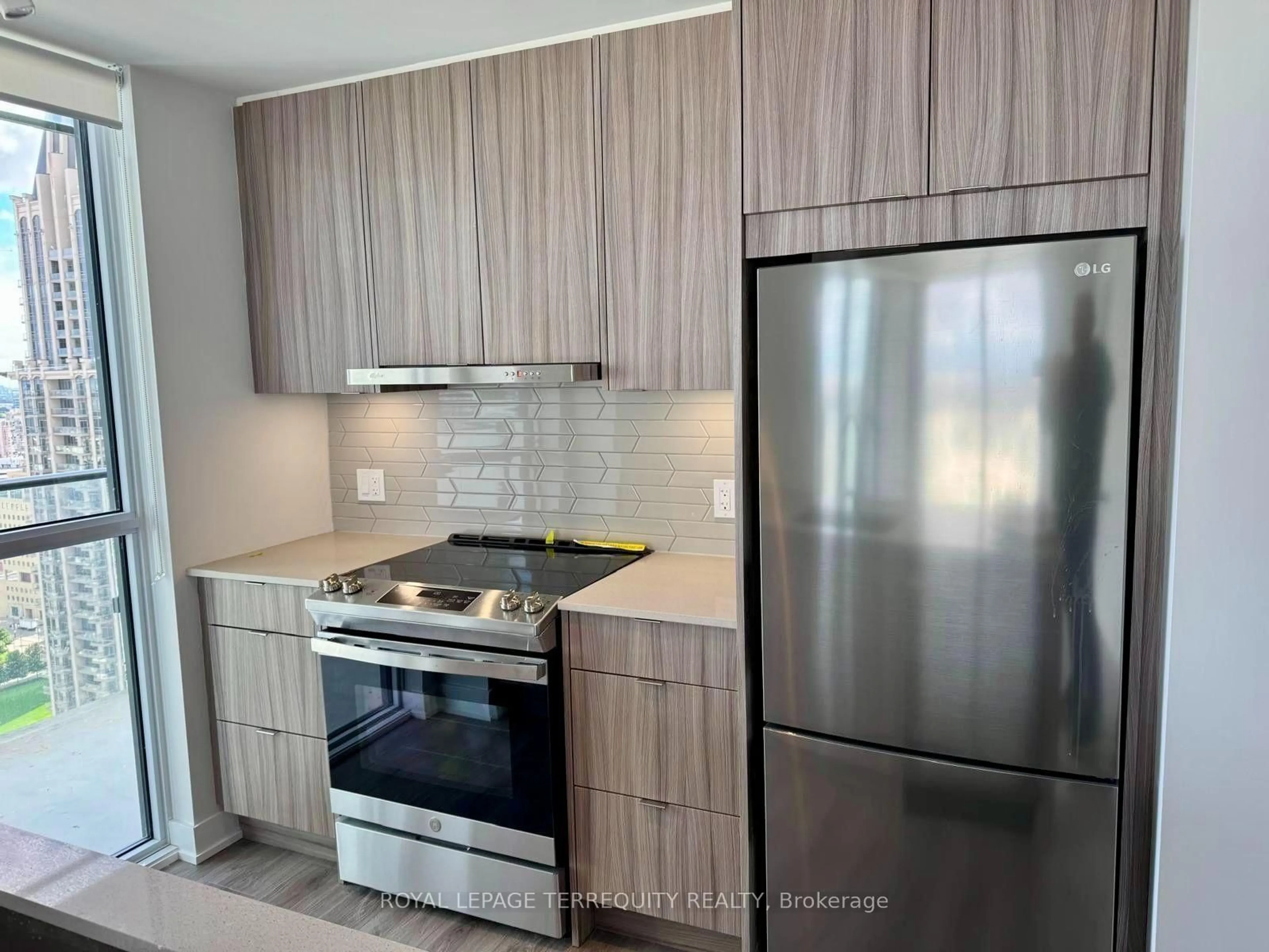 Standard kitchen, wood/laminate floor for 4130 Parkside Village Dr #3004, Mississauga Ontario L5B 0L7