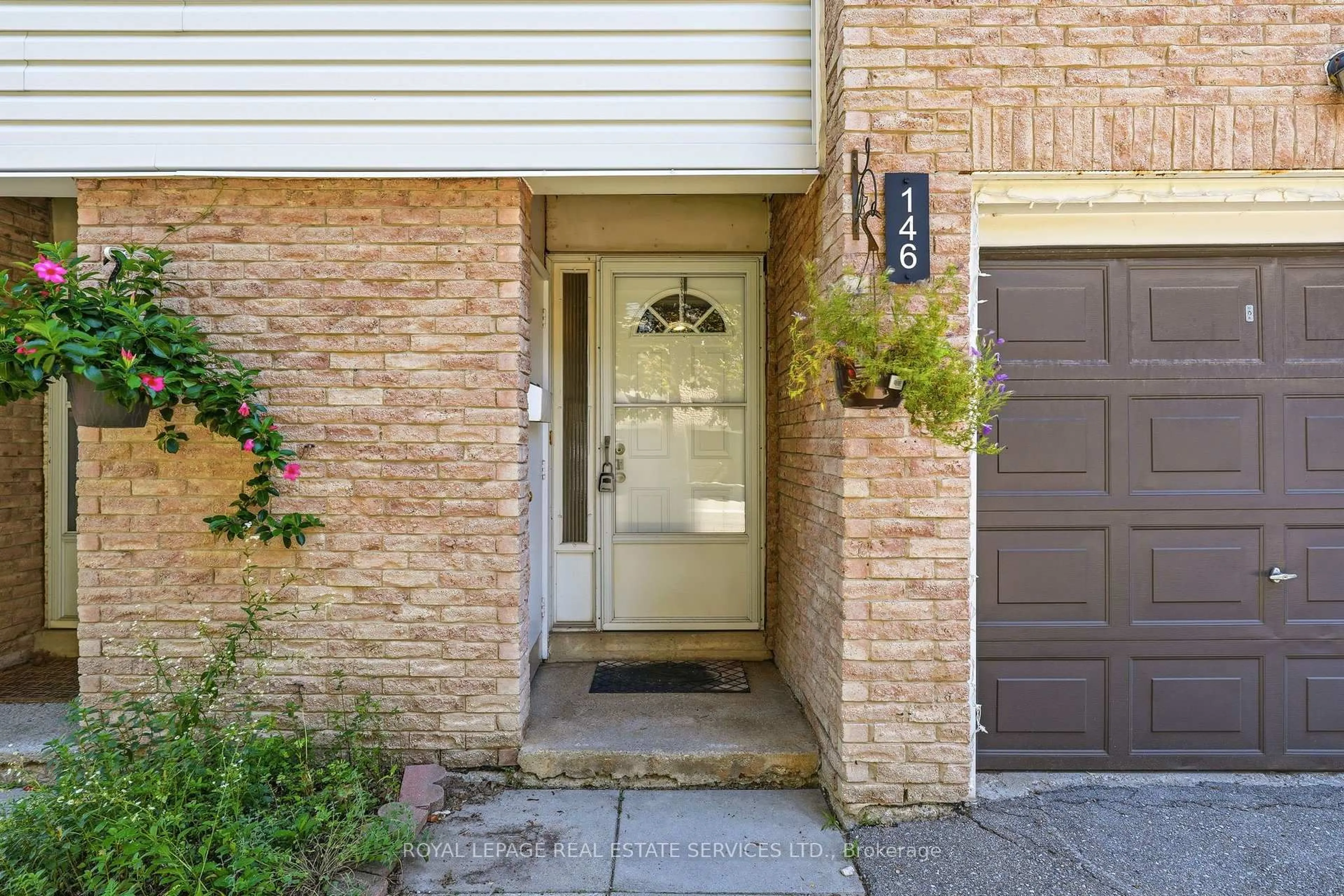 Indoor entryway for 2440 Bromsgrove Rd #146, Mississauga Ontario L5J 4J7