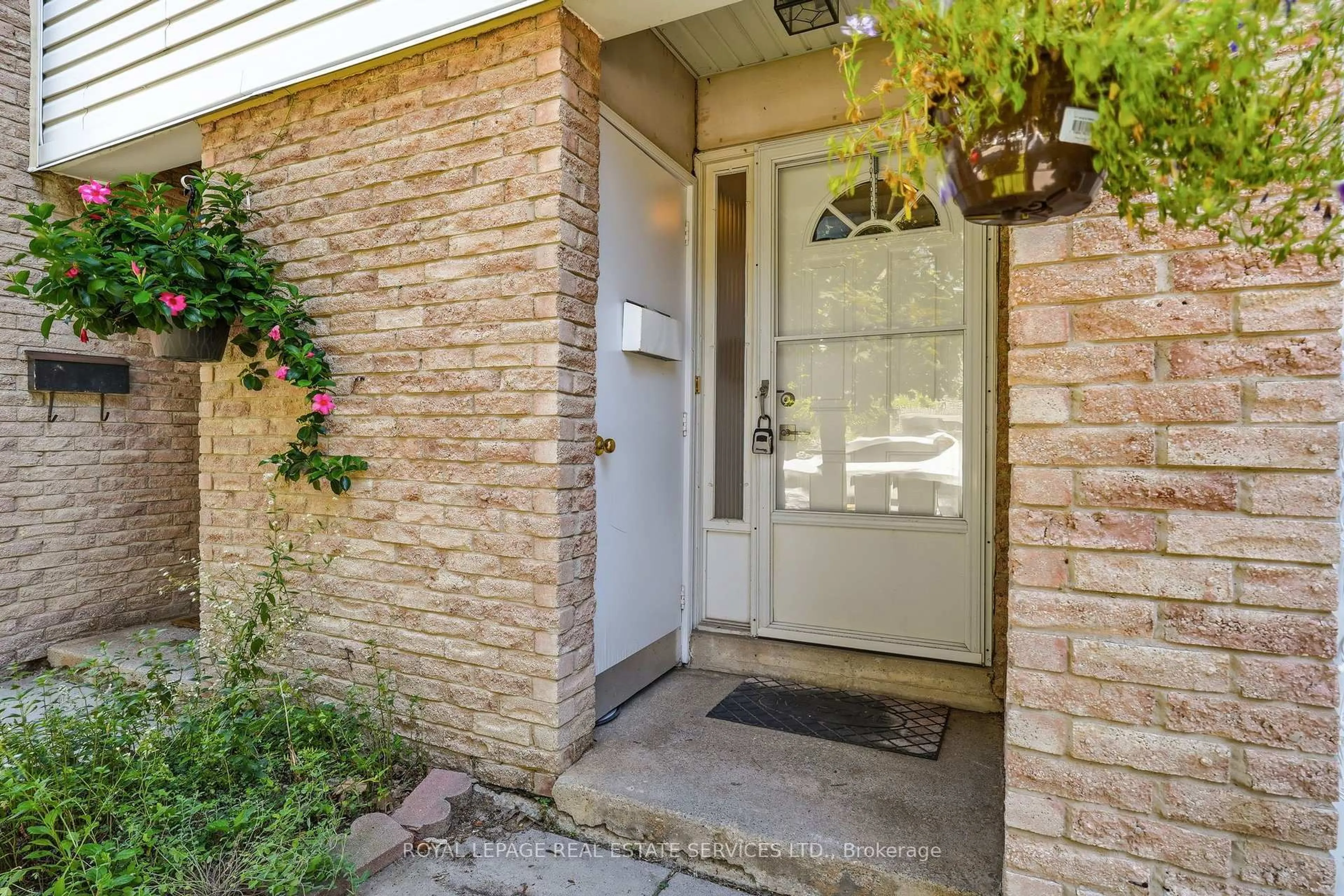 Indoor entryway for 2440 Bromsgrove Rd #146, Mississauga Ontario L5J 4J7