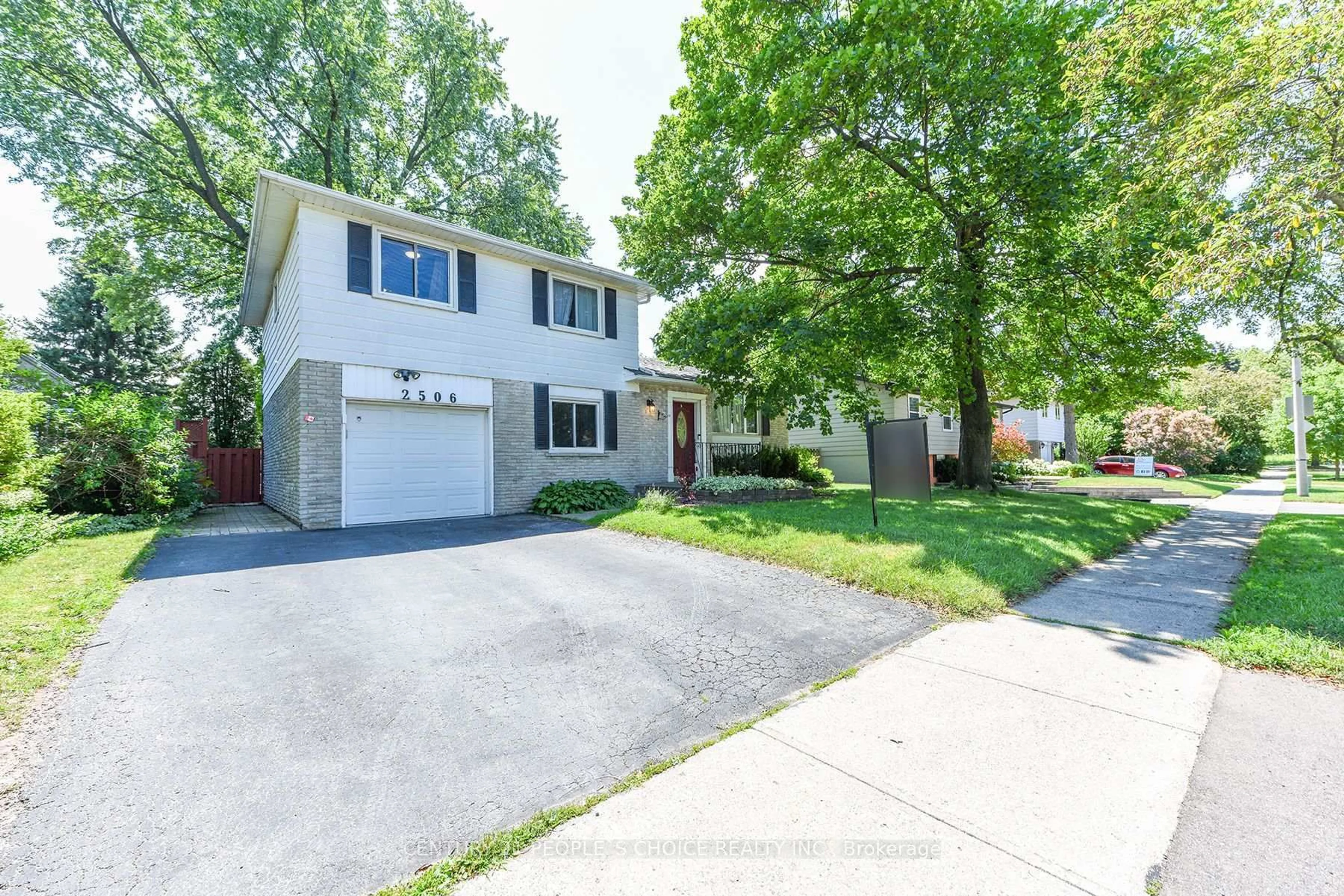 Home with vinyl exterior material, street for 2506 Bridge Rd, Oakville Ontario L6L 2H2
