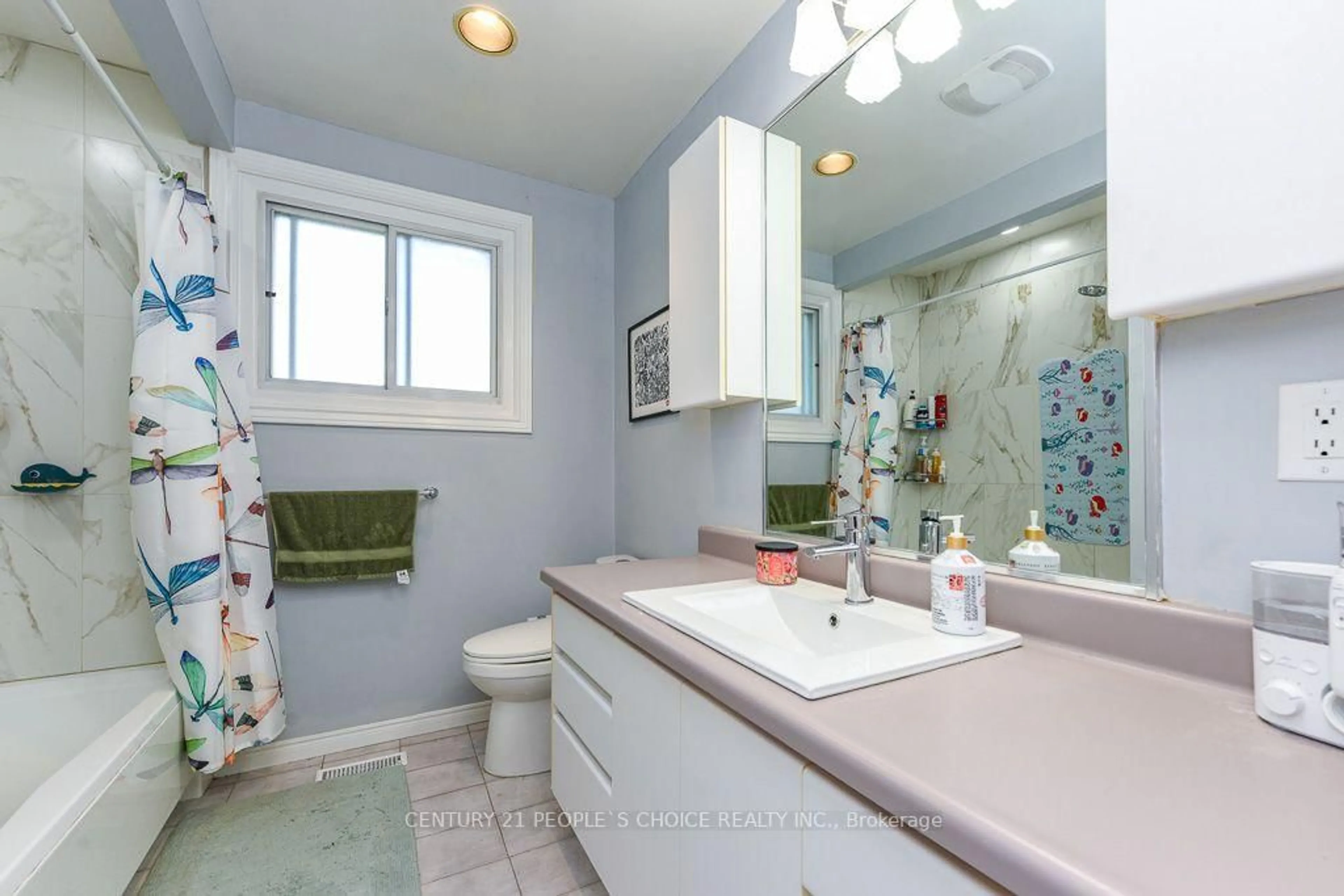 Standard bathroom, ceramic/tile floor for 2506 Bridge Rd, Oakville Ontario L6L 2H2