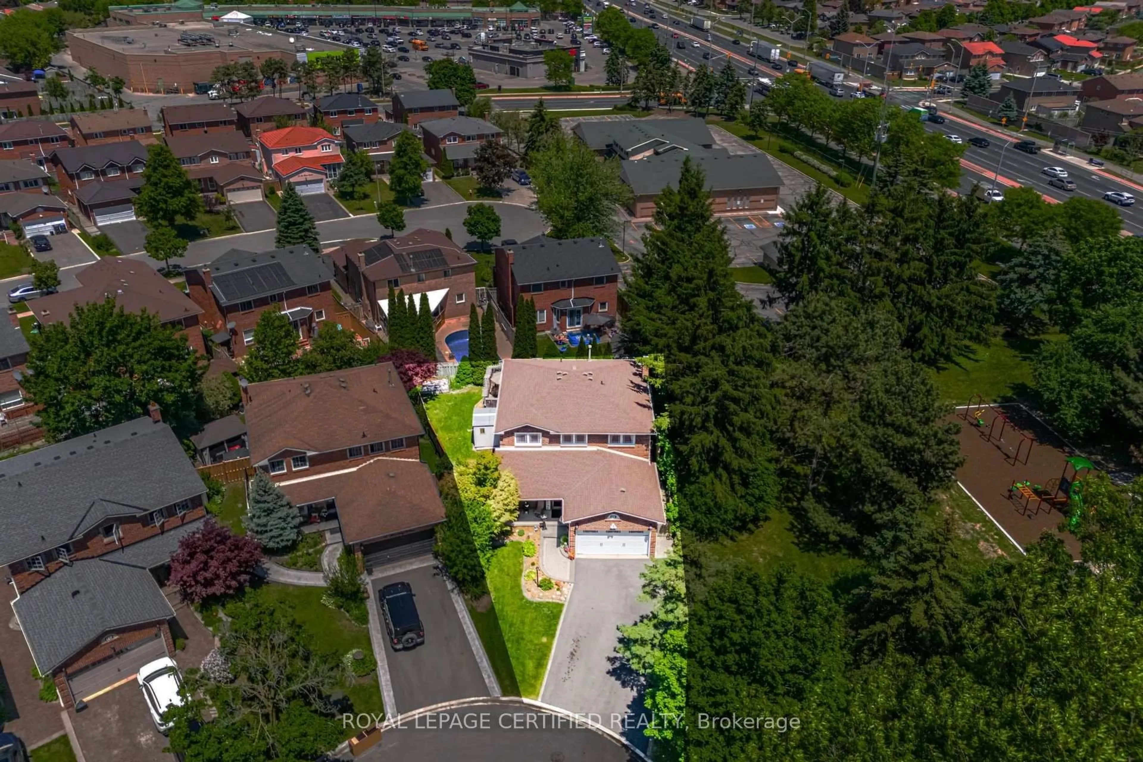A pic from outside/outdoor area/front of a property/back of a property/a pic from drone, street for 20 Burnley Pl, Brampton Ontario L6Z 2T9