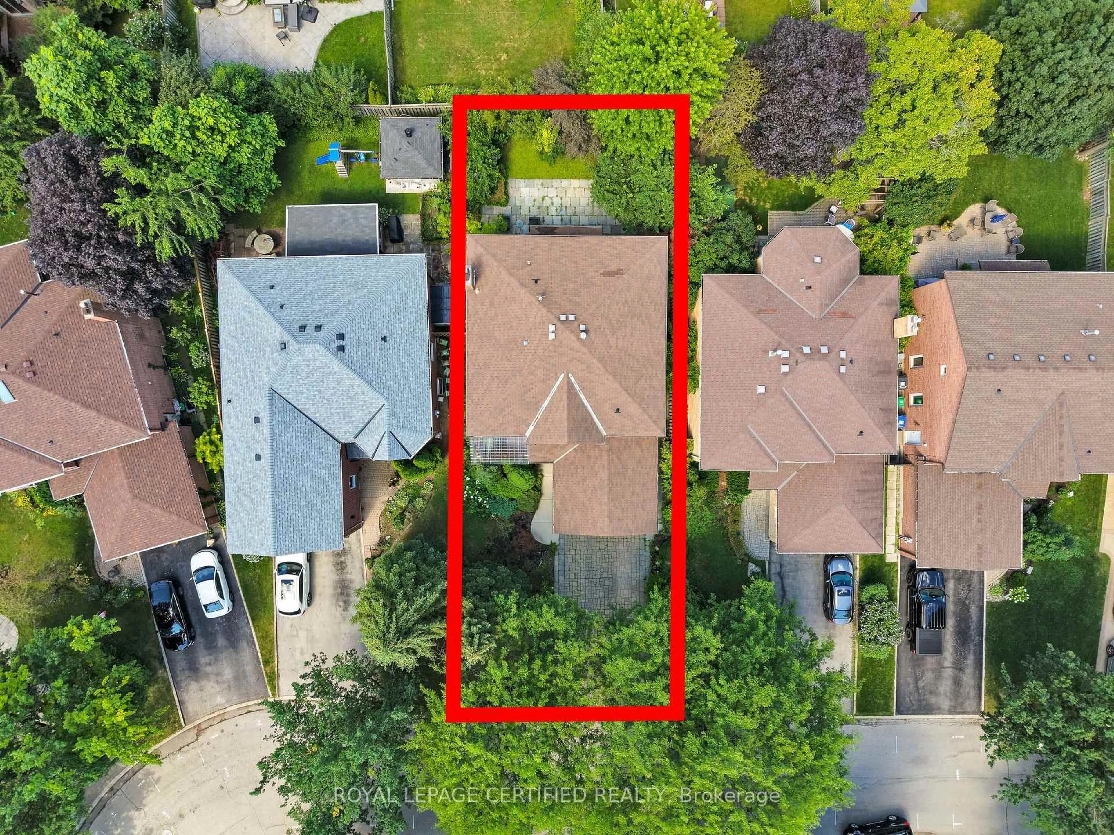 A pic from outside/outdoor area/front of a property/back of a property/a pic from drone, street for 3650 Baird Crt, Mississauga Ontario L5L 4T4