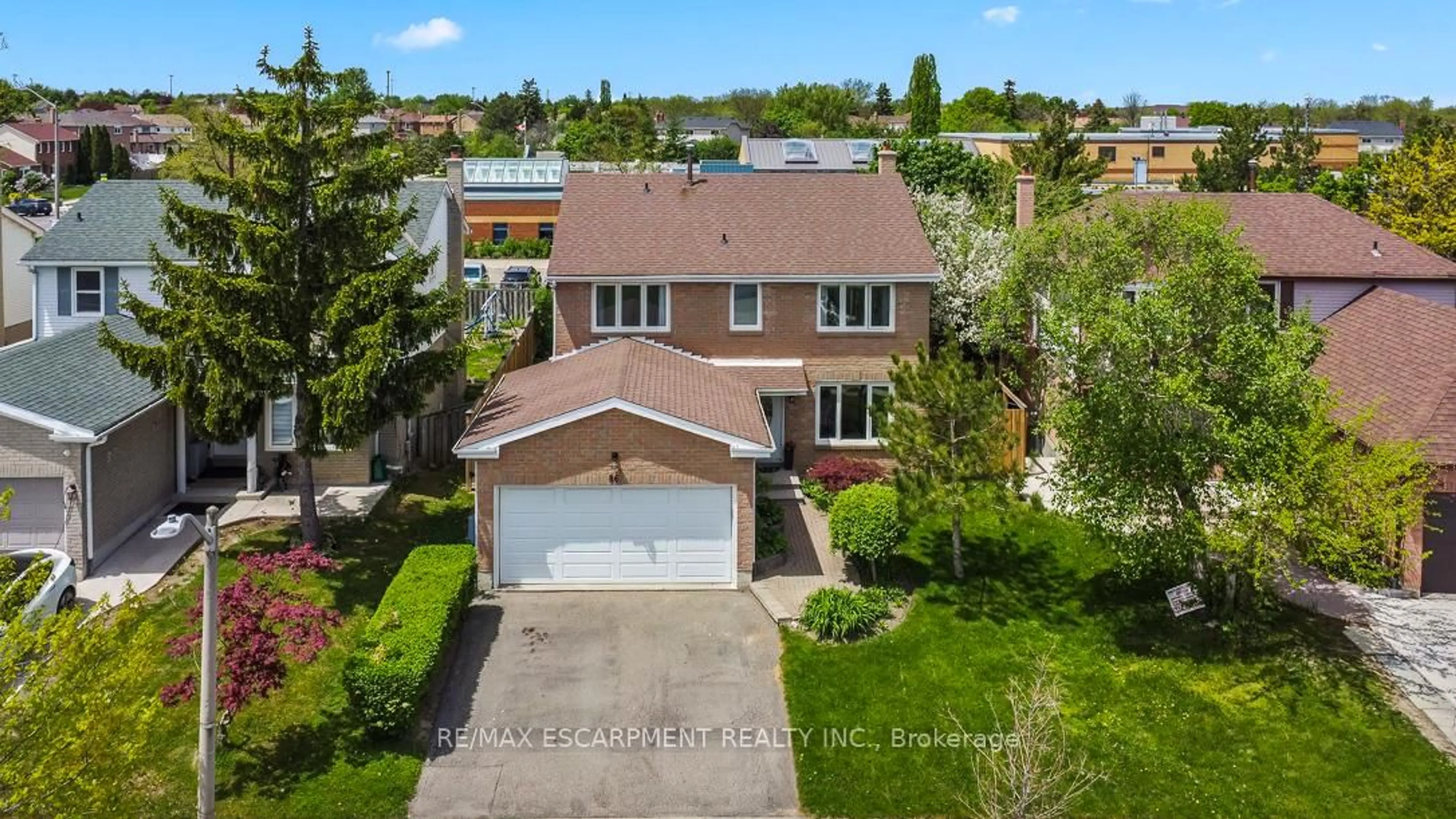 A pic from outside/outdoor area/front of a property/back of a property/a pic from drone, street for 86 Northampton St, Brampton Ontario L6S 3Y7