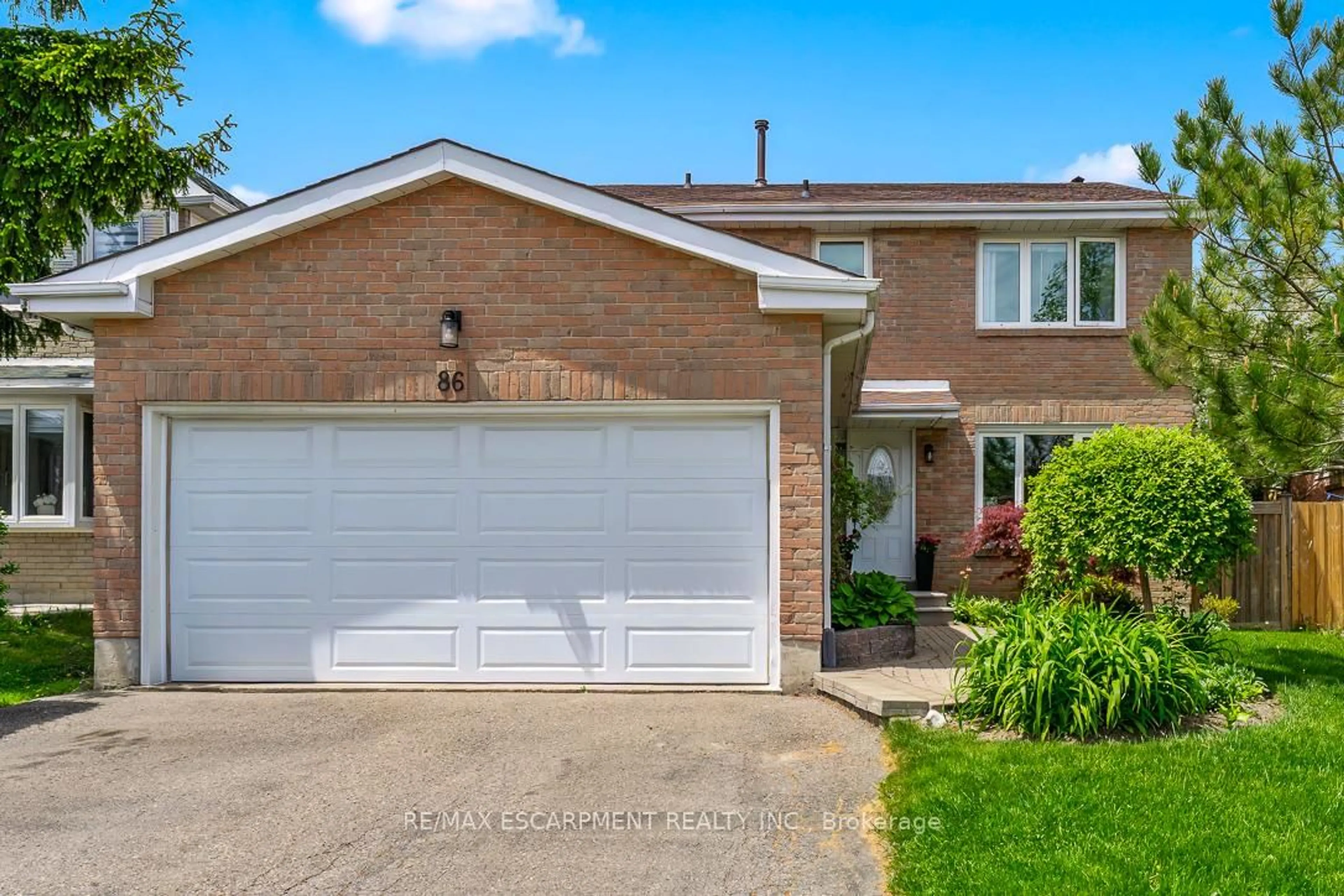 Home with brick exterior material, street for 86 Northampton St, Brampton Ontario L6S 3Y7