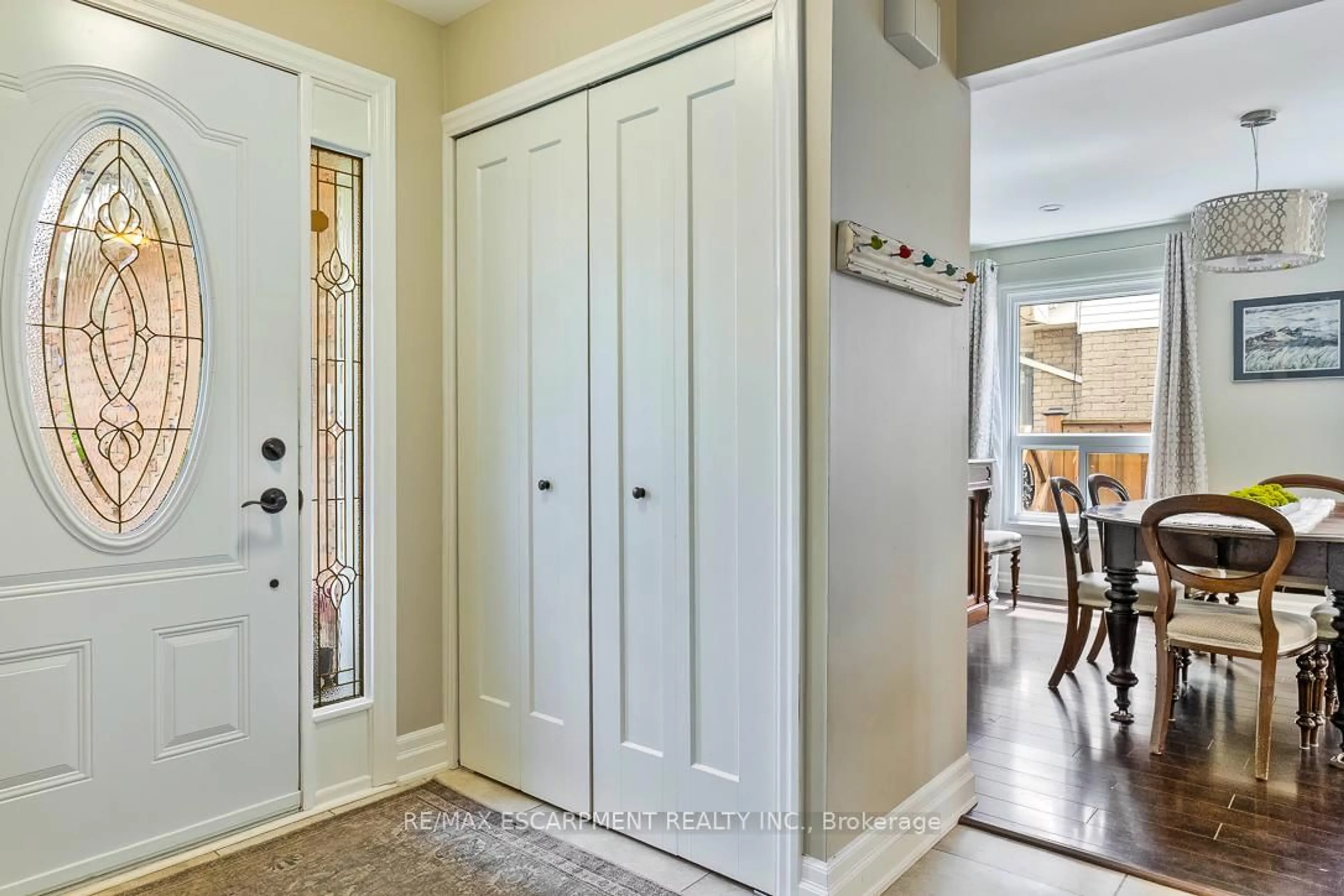 Indoor entryway for 86 Northampton St, Brampton Ontario L6S 3Y7