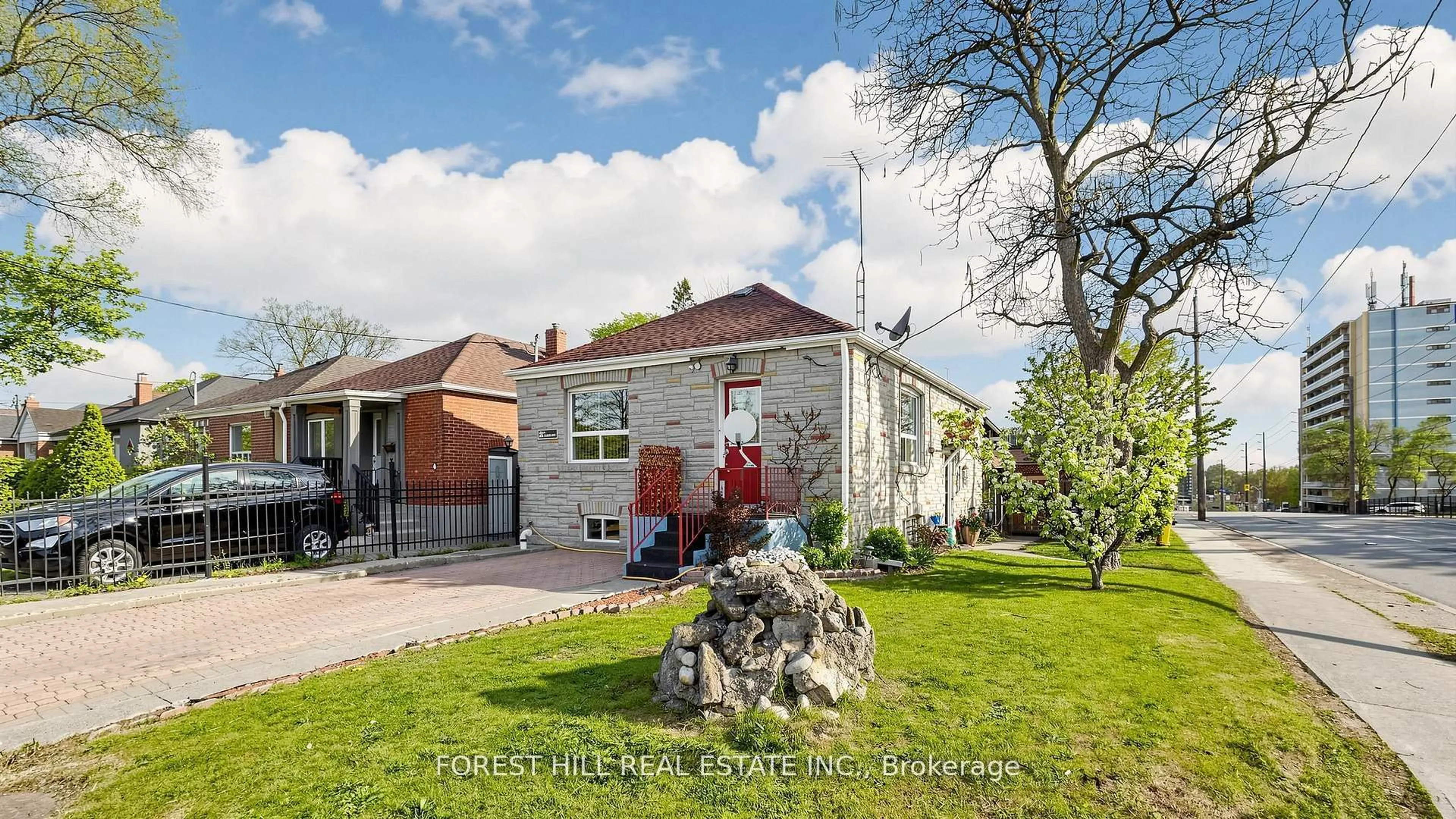 A pic from outside/outdoor area/front of a property/back of a property/a pic from drone, street for 2 Ellins Ave, Toronto Ontario M6N 2A1