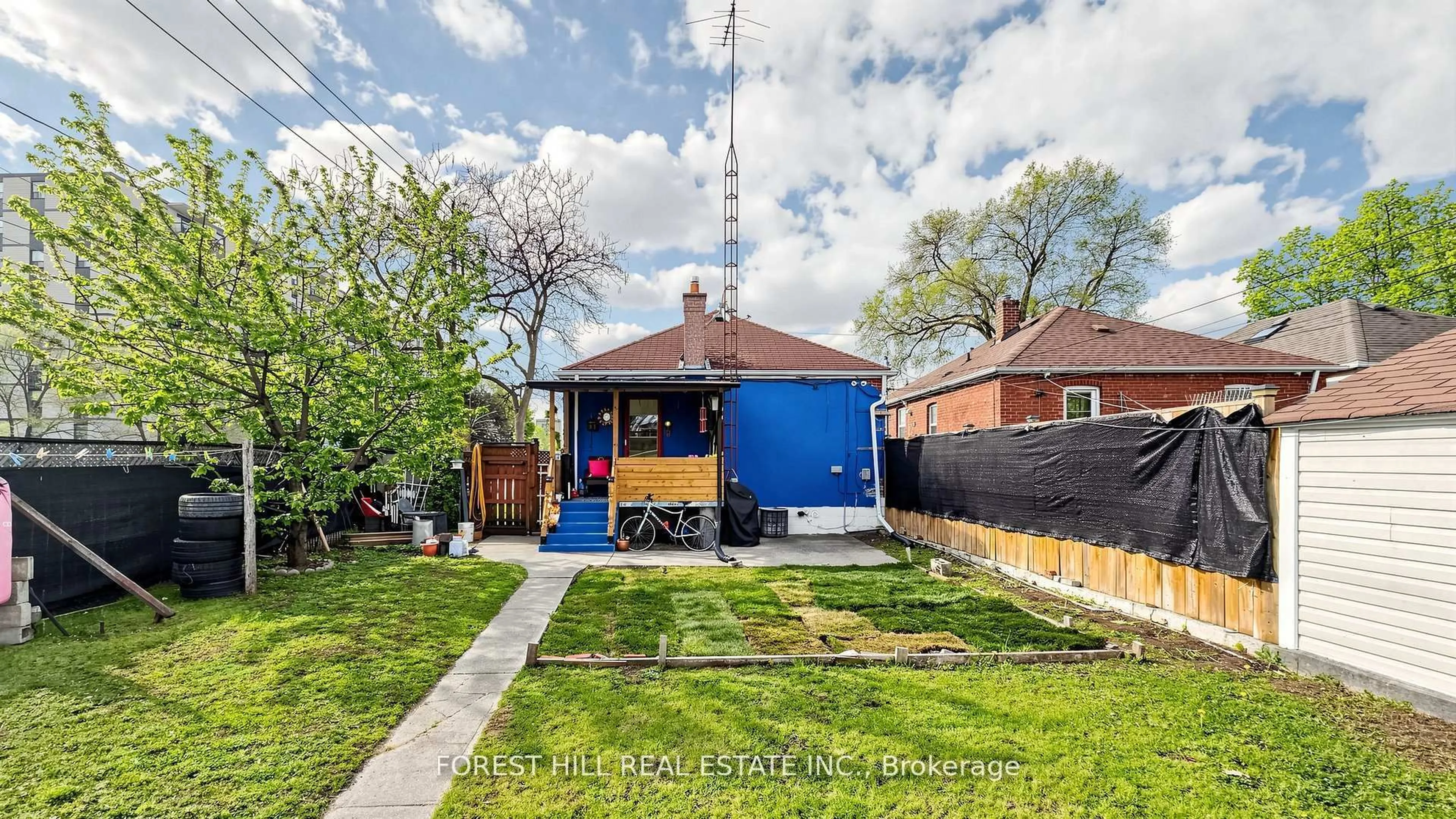 A pic from outside/outdoor area/front of a property/back of a property/a pic from drone, street for 2 Ellins Ave, Toronto Ontario M6N 2A1