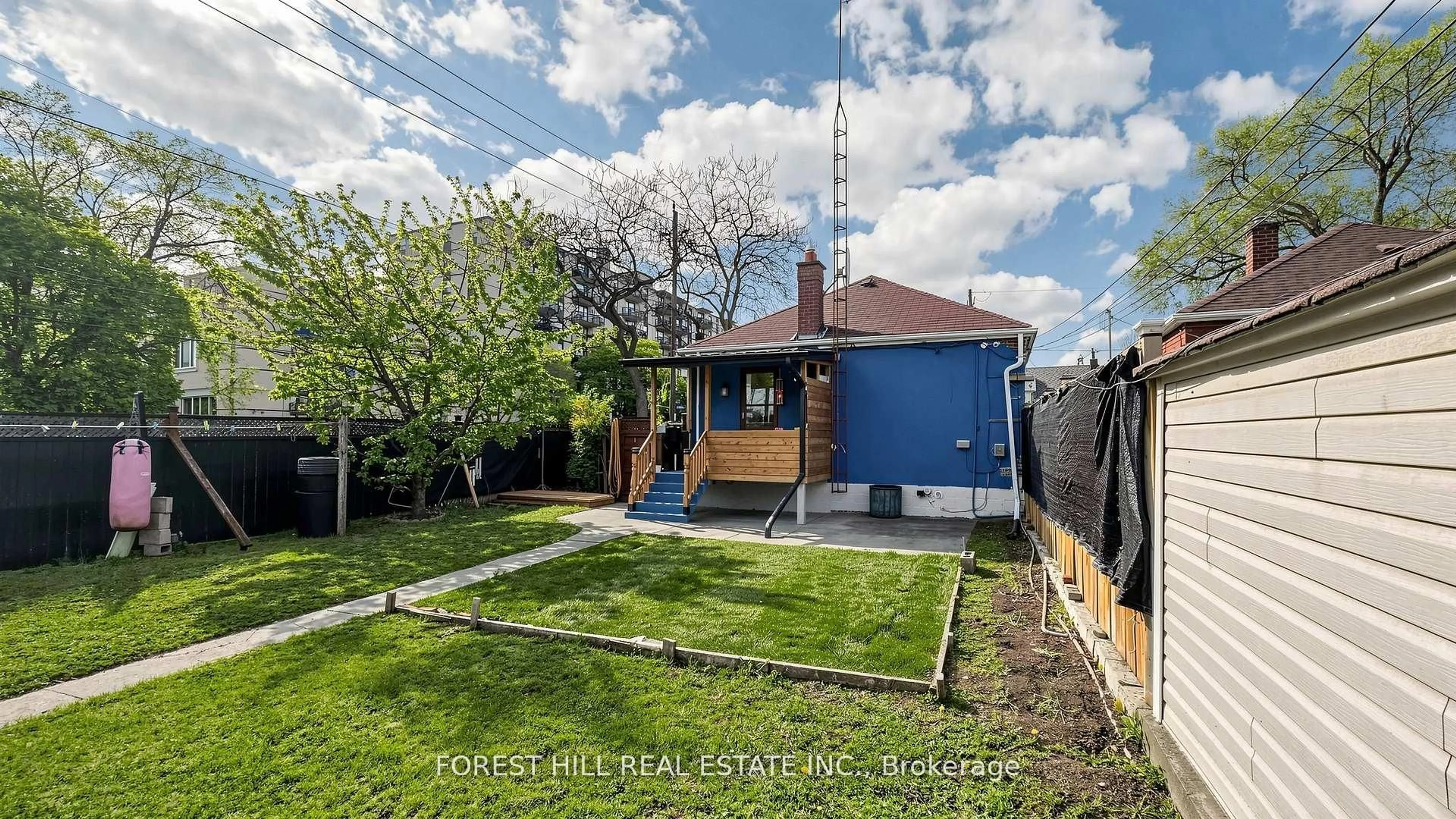 A pic from outside/outdoor area/front of a property/back of a property/a pic from drone, street for 2 Ellins Ave, Toronto Ontario M6N 2A1