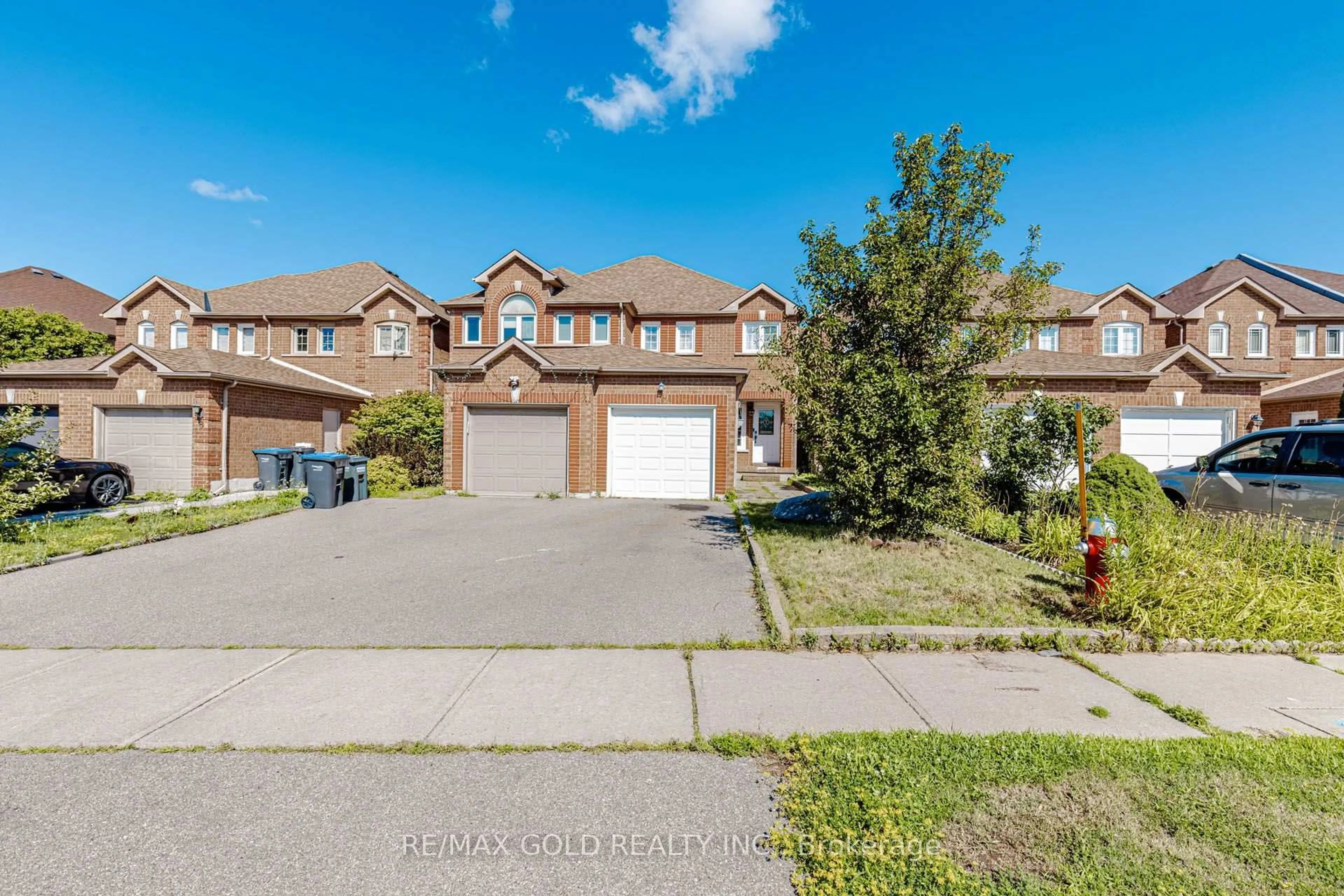 A pic from outside/outdoor area/front of a property/back of a property/a pic from drone, street for 12 Mccleave Cres, Brampton Ontario L6Y 4Z6