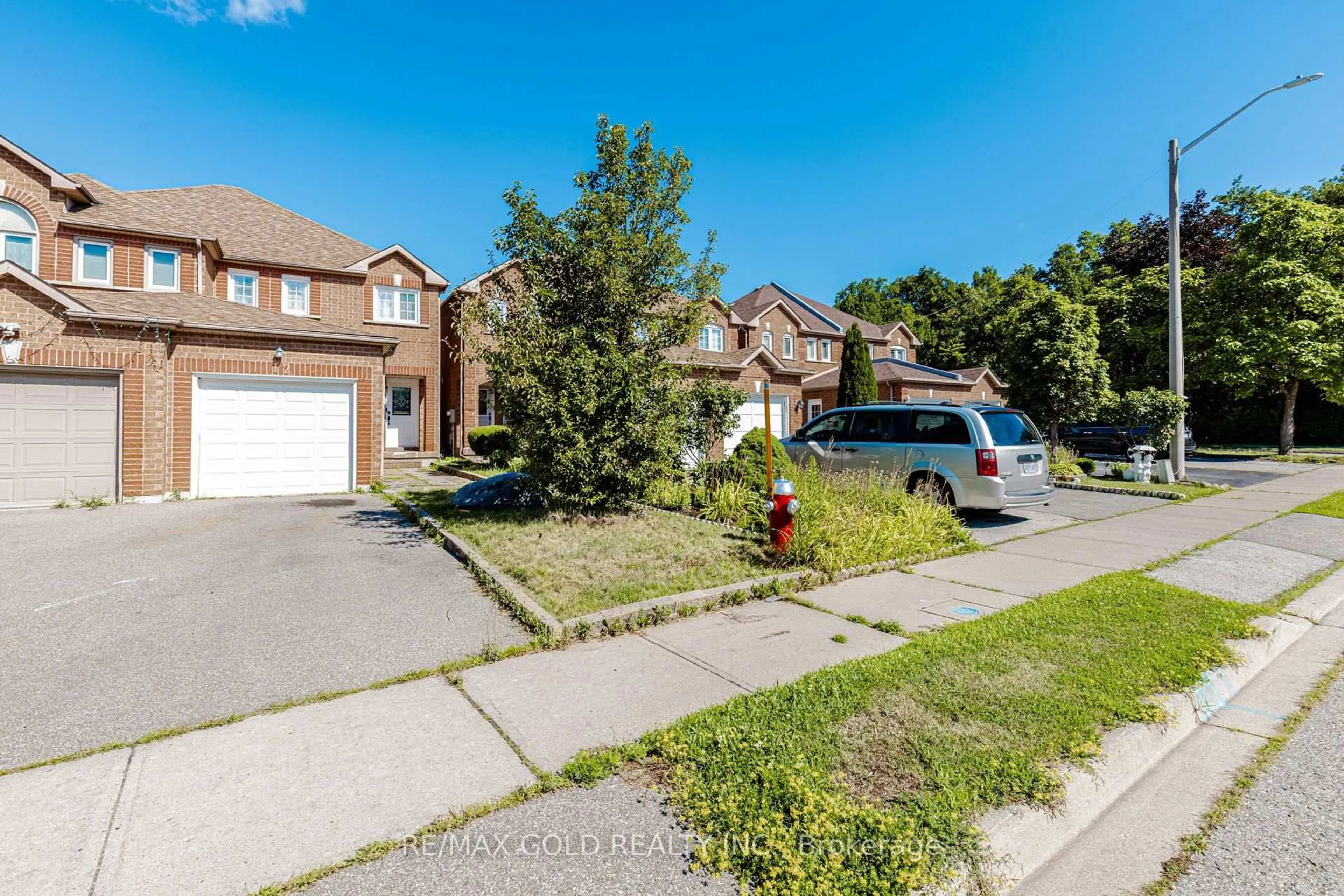 A pic from outside/outdoor area/front of a property/back of a property/a pic from drone, street for 12 Mccleave Cres, Brampton Ontario L6Y 4Z6