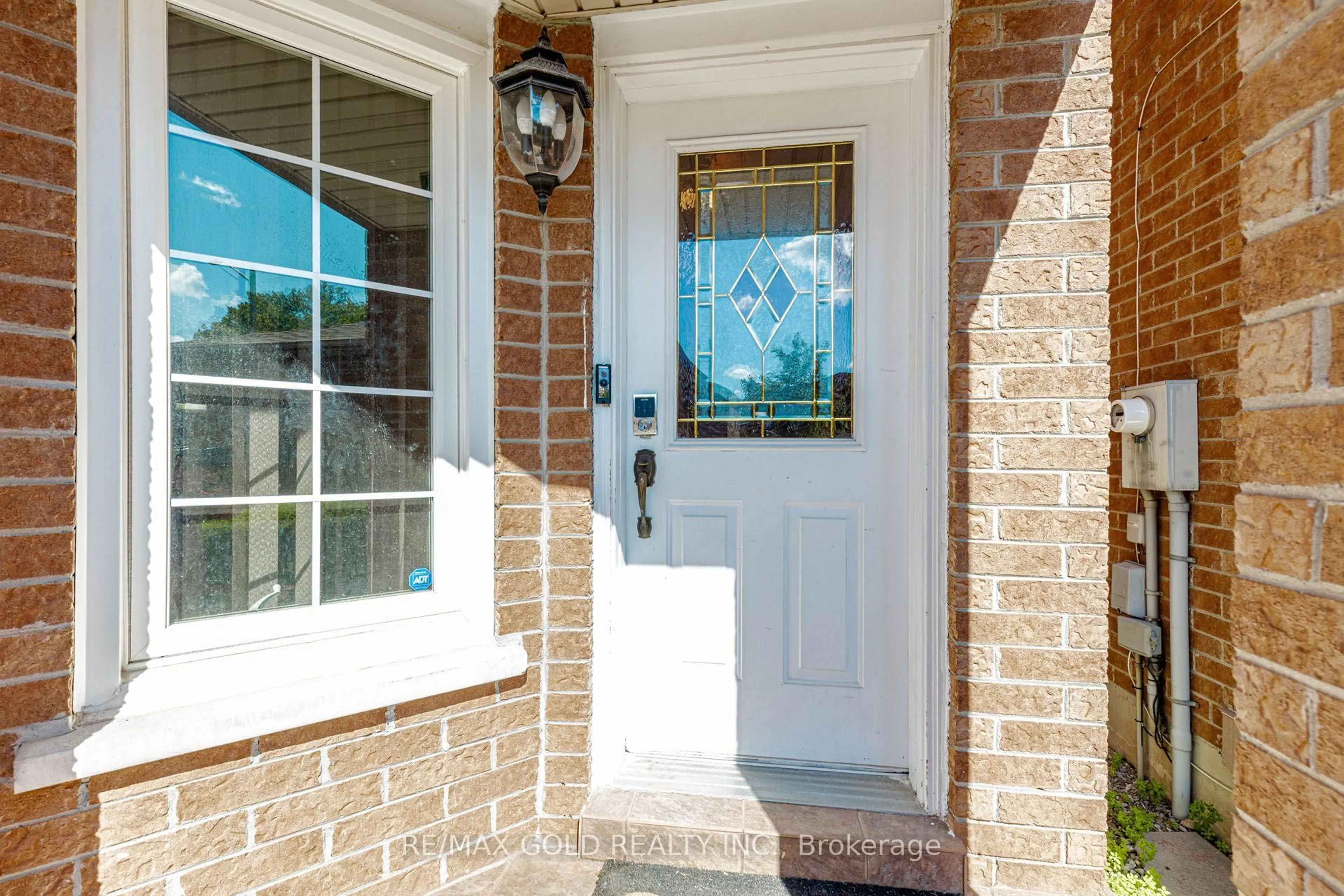 Indoor entryway for 12 Mccleave Cres, Brampton Ontario L6Y 4Z6