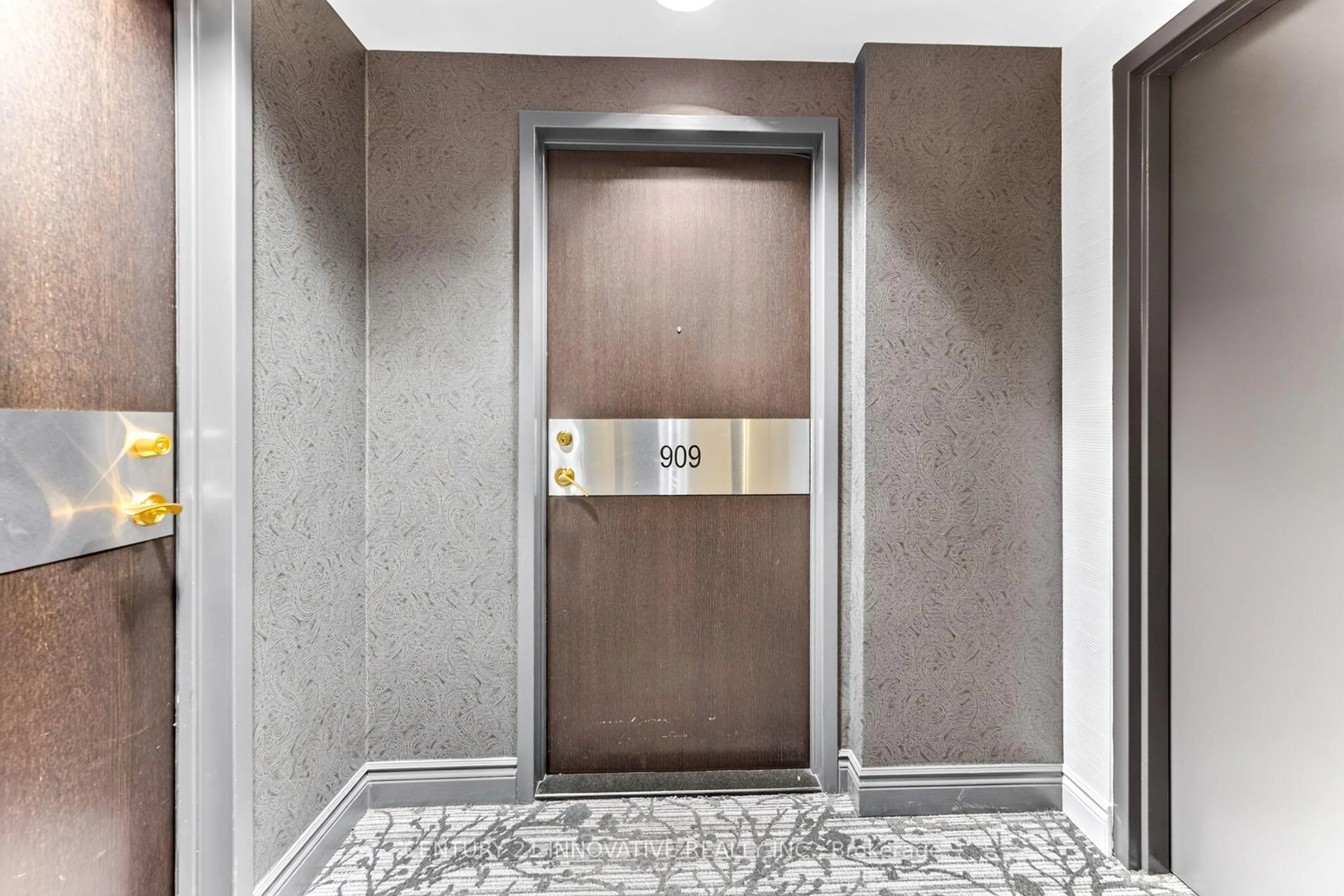 Indoor foyer for 1 Belvedere Crt #909, Brampton Ontario L6V 4M6