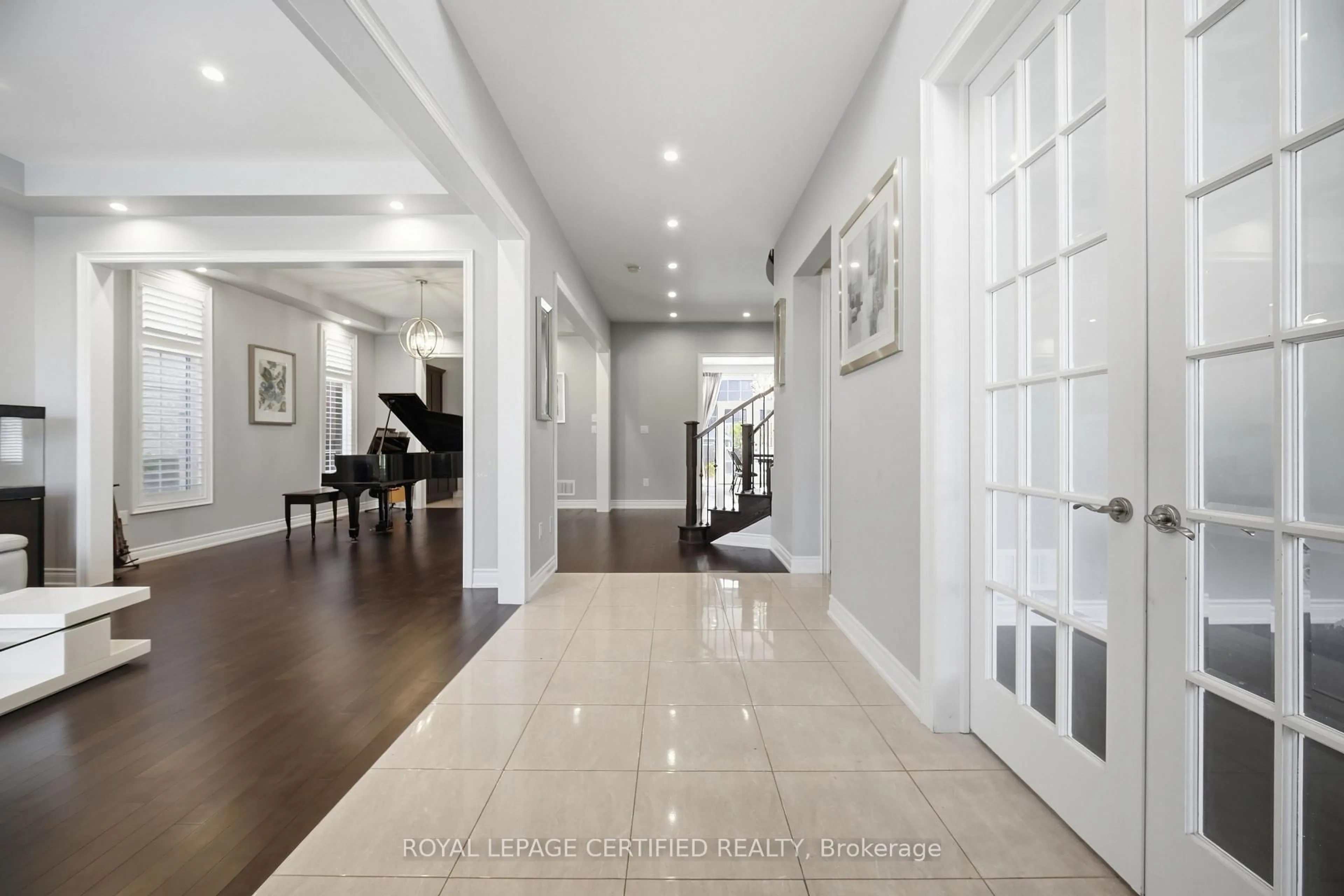 Indoor foyer for 8833 Creditview Rd, Brampton Ontario L6Y 0X3