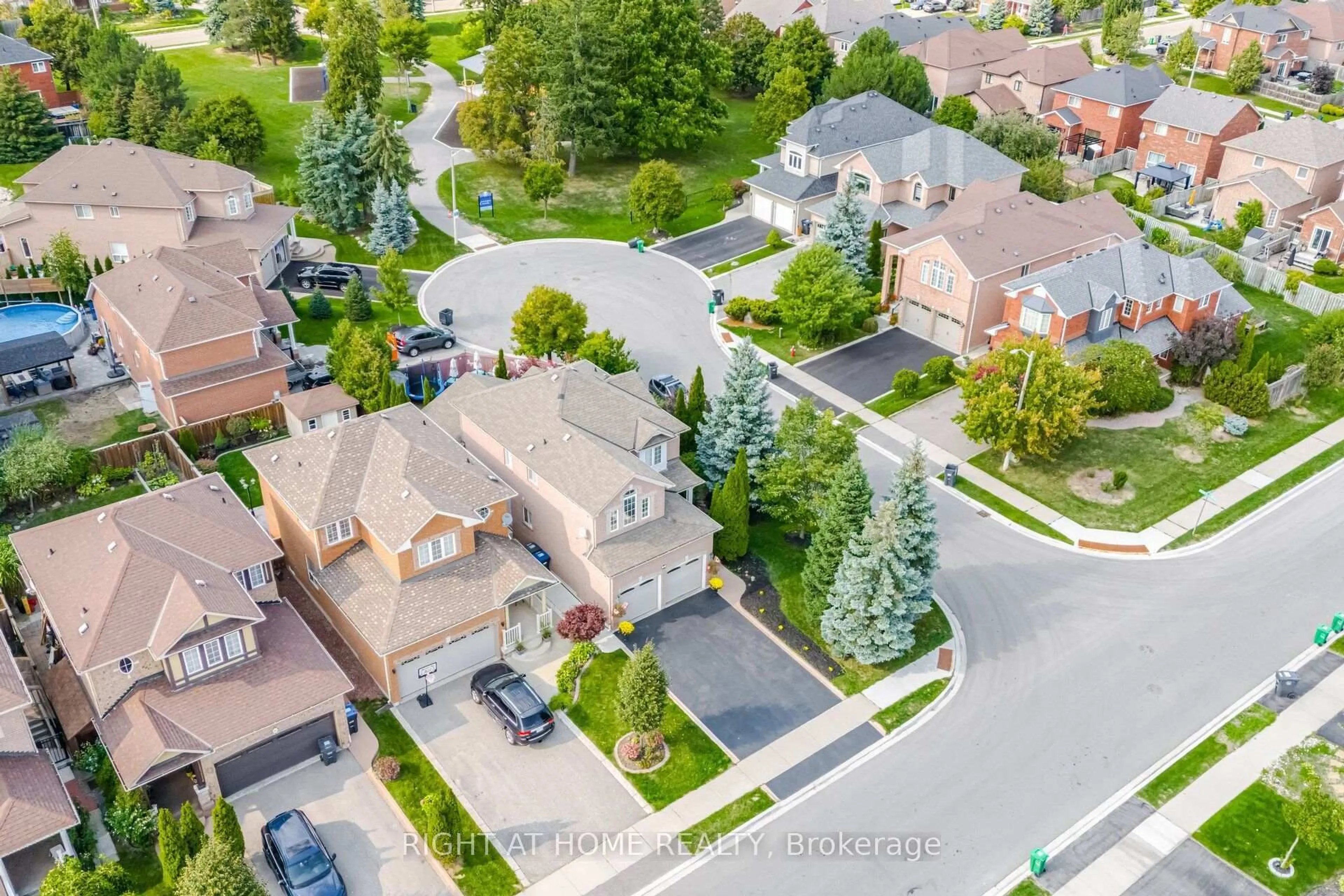 A pic from outside/outdoor area/front of a property/back of a property/a pic from drone, street for 2 Melrose Gdns, Brampton Ontario L7A 1J7