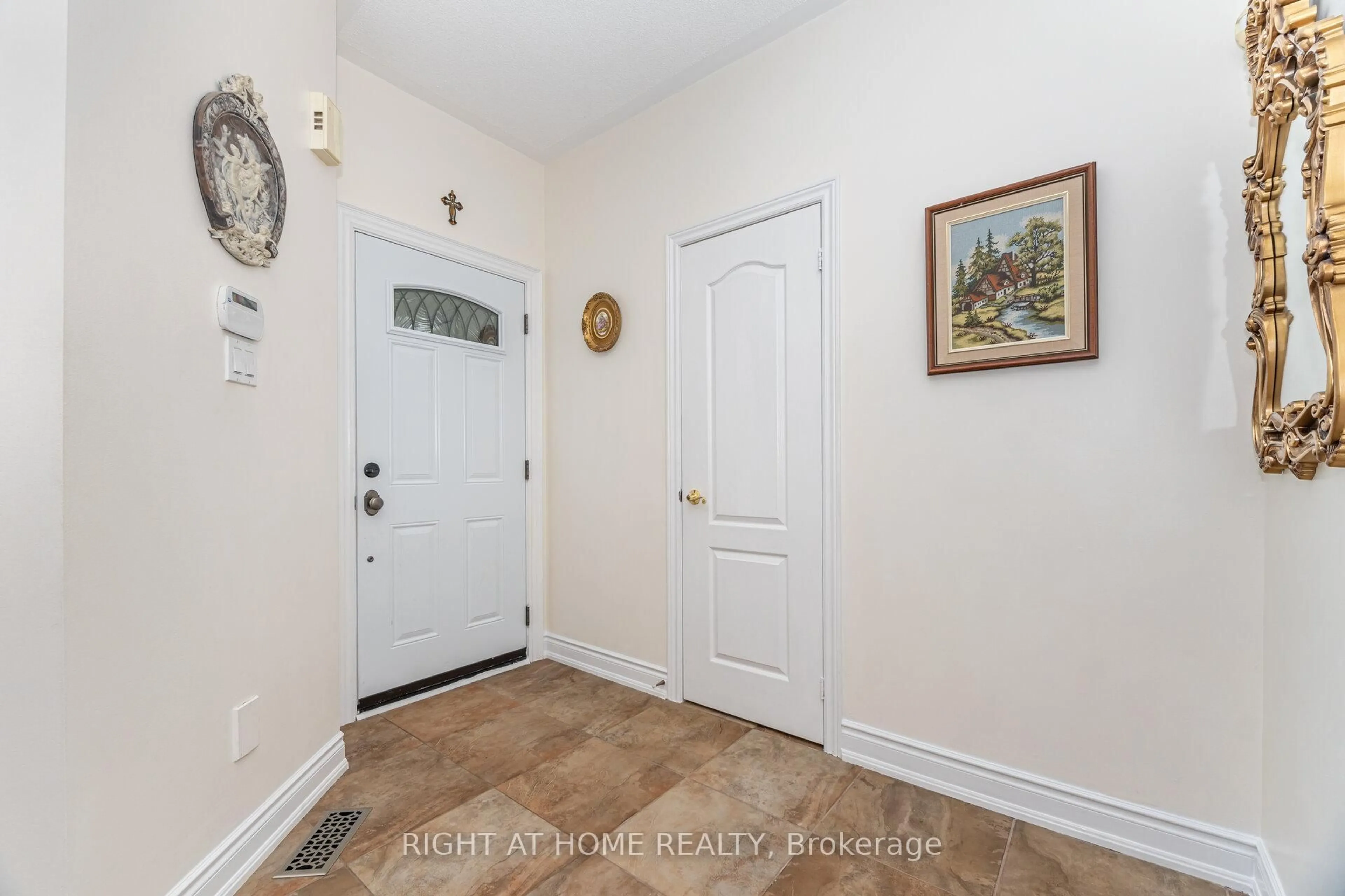 Indoor entryway for 2 Melrose Gdns, Brampton Ontario L7A 1J7