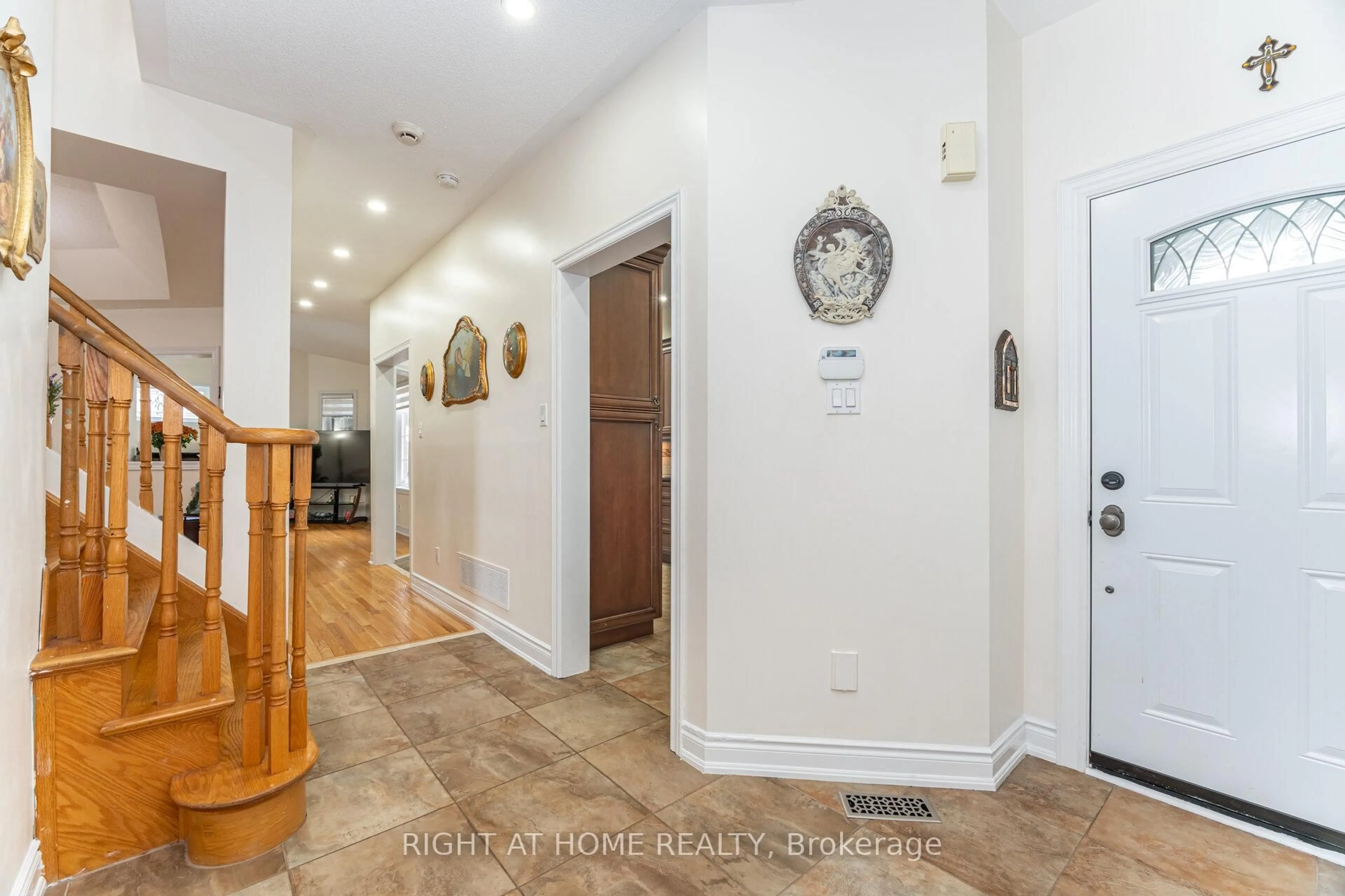 Indoor entryway for 2 Melrose Gdns, Brampton Ontario L7A 1J7