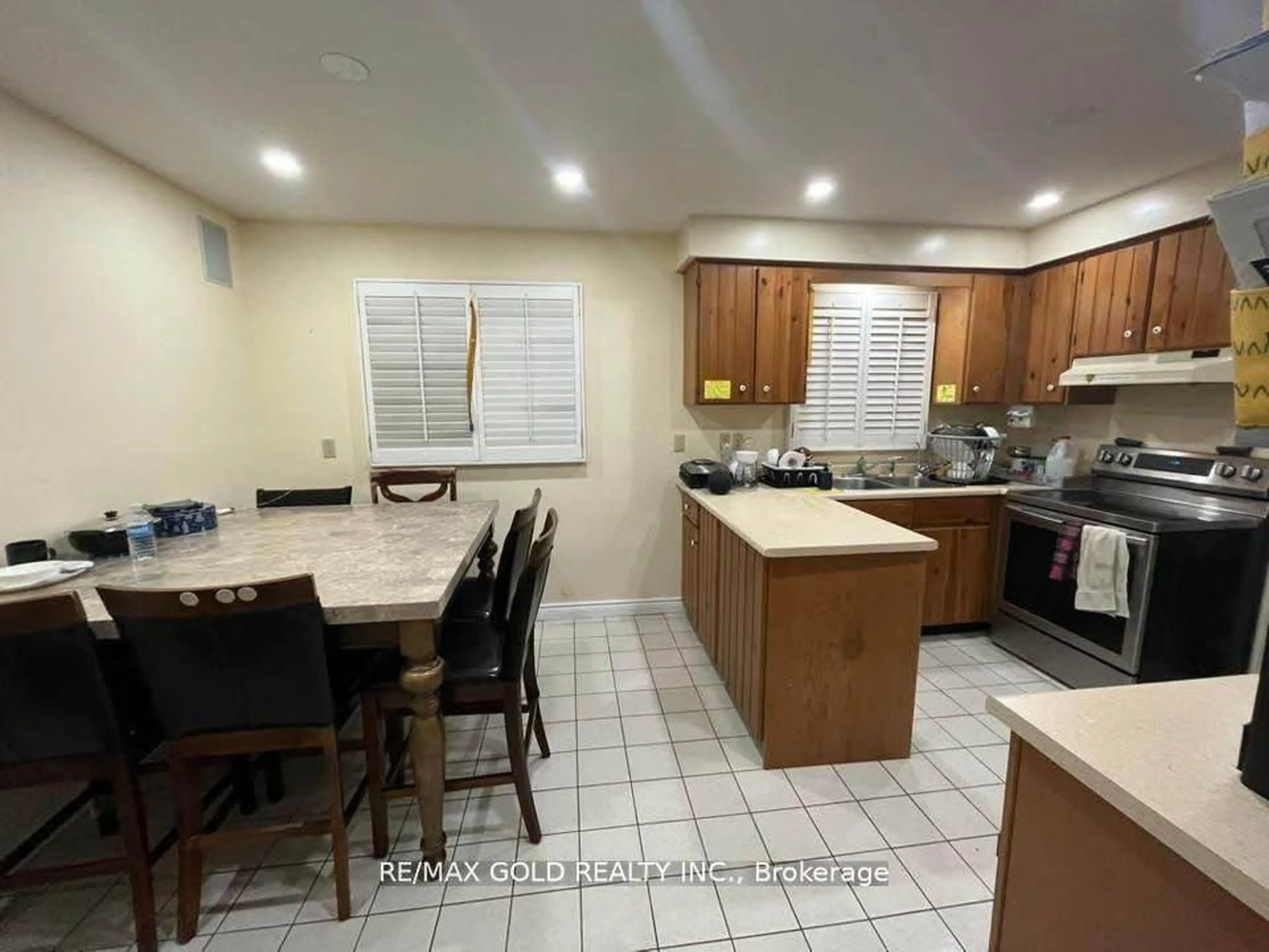 Open concept kitchen, ceramic/tile floor for 36 Windmill Blvd, Brampton Ontario L6Y 3E4