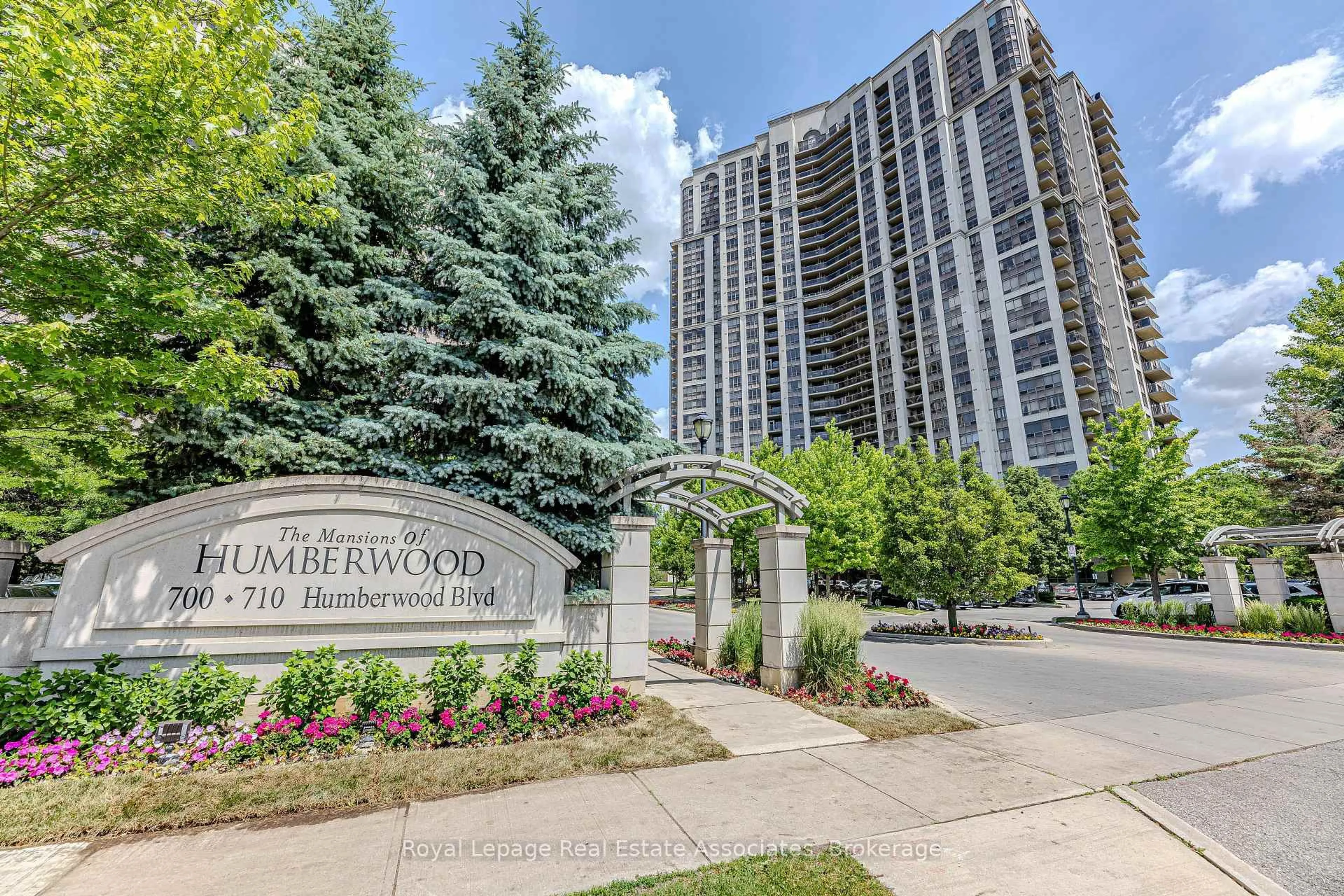 Indoor foyer for 700 Humberwood Blvd #128, Toronto Ontario M9W 7J4