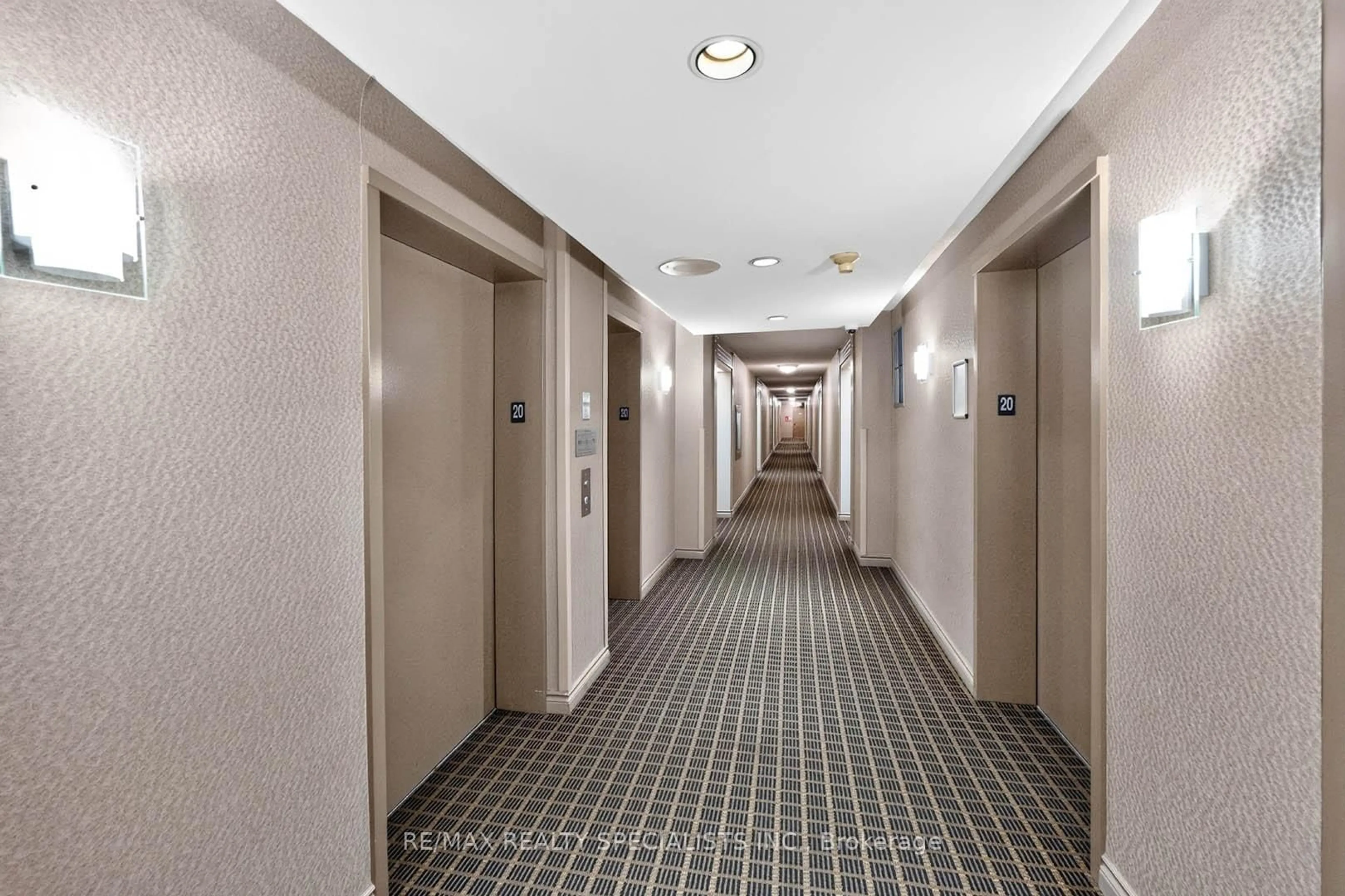 Indoor foyer for 135 Hillcrest Ave #2009, Mississauga Ontario L5B 4B1