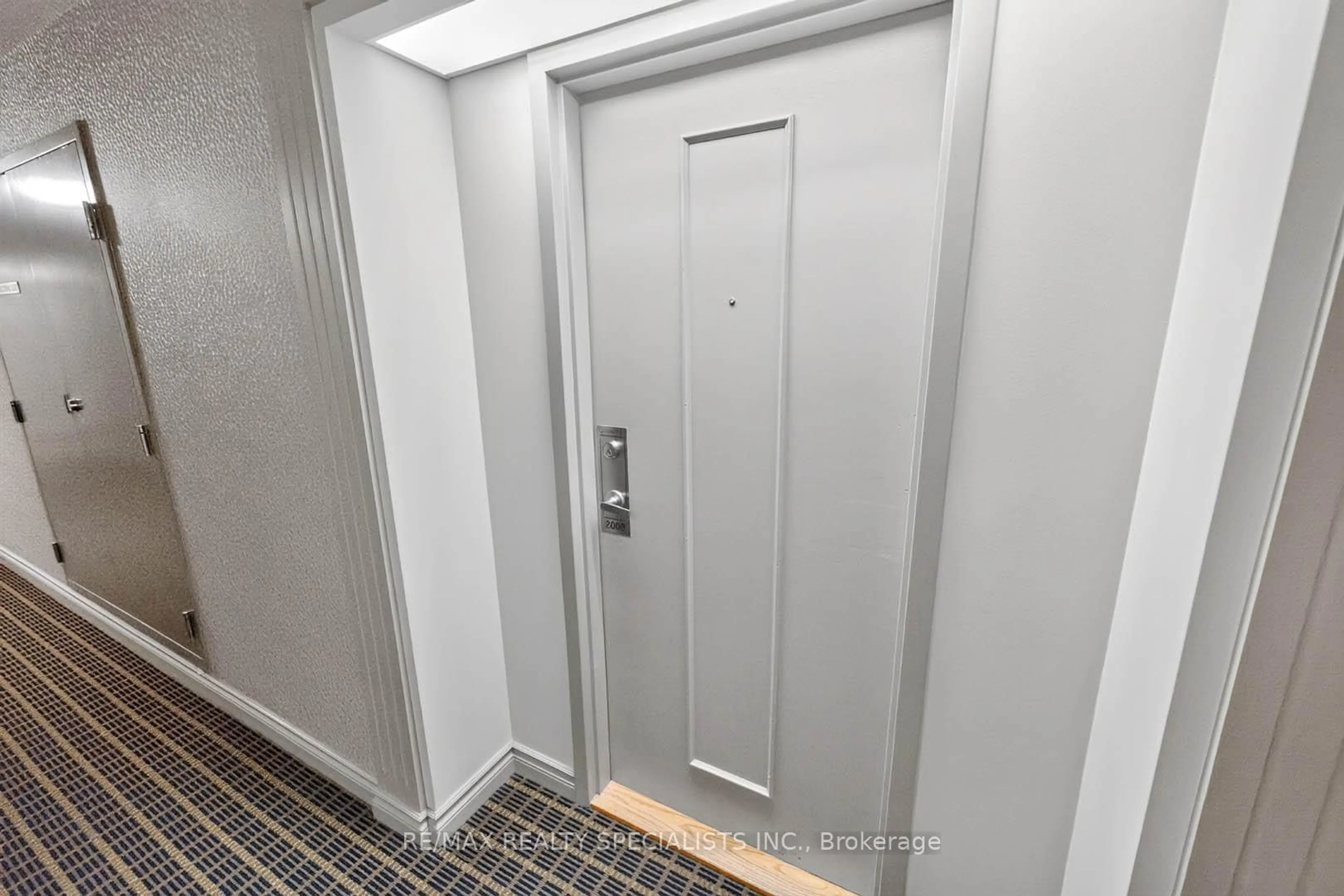 Indoor foyer for 135 Hillcrest Ave #2009, Mississauga Ontario L5B 4B1