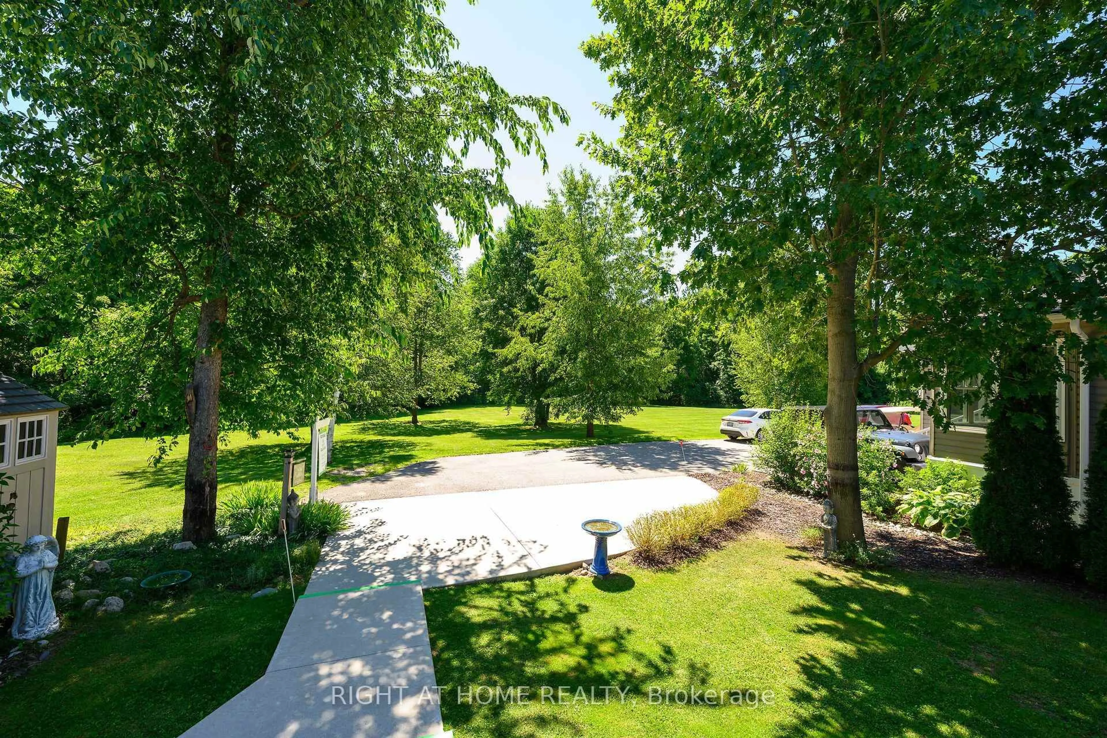 Patio, forest/trees view for 4449 Milburough Line #5 Beech Street, Burlington Ontario L7P 0C5